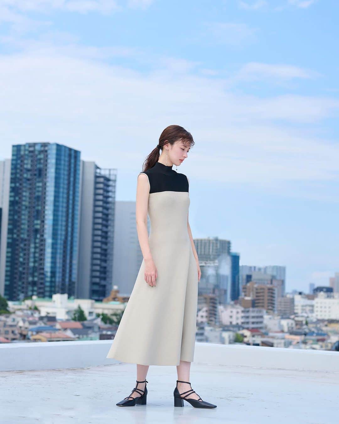 フレイアイディーさんのインスタグラム写真 - (フレイアイディーInstagram)「The best dress ever.  好きな人に会いたくなるドレス feat. Mayu Miyamoto  —BICOLOR KNIT DRESS—  “気負わず、都会的で きれいなムードを纏いたいなら”  このドレス特有のモードなフェミニンさは、 縫い目が一切ないホールガーメントならではの しなやかな立体感が決め手。 詰まった首元、ノーブルな配色が 品のよさをいっそう引き立てる。 一方、着心地はどこまでもソフトでストレスフリー。  Knit dress ¥18,920 (tax in) Earrings ¥5,940 (tax in) Shoes ¥27,500 (tax in)  Height:167cm Size:1 #frayid」8月6日 17時57分 - fray_id