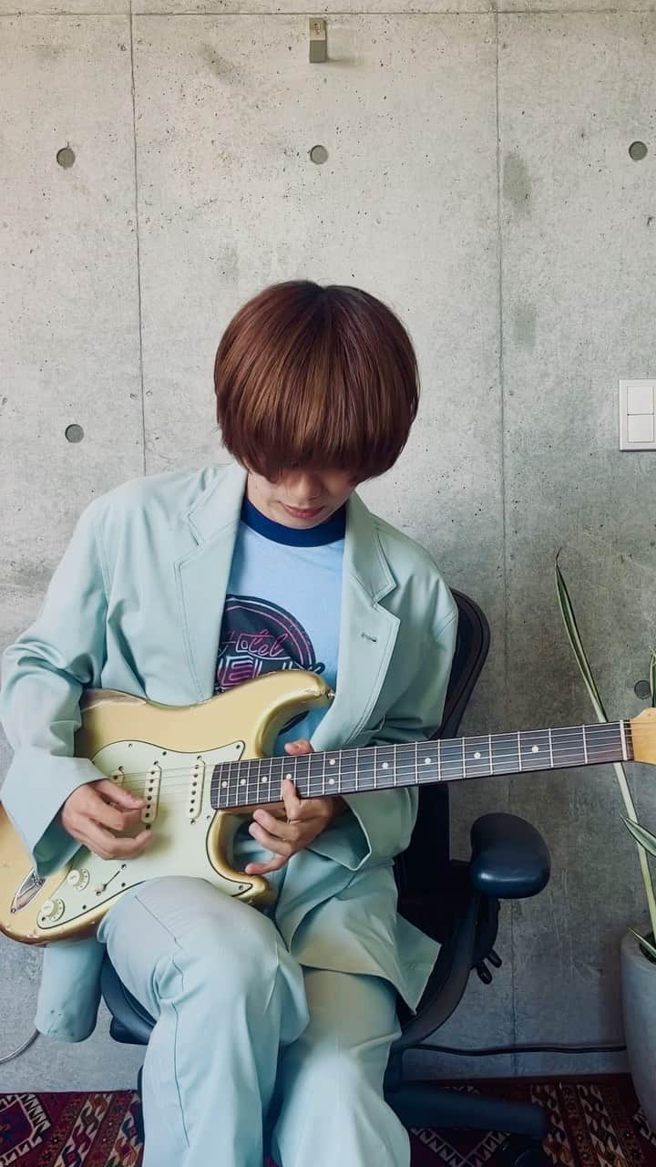 ソラのインスタグラム：「幸せとは / Guitar Solo  いよいよツアーのチケット先行受付今日まで！！ 対バンもめちゃくちゃ豪華なので期待してもらって大丈夫です。  Clothes (@helixmoxie)」