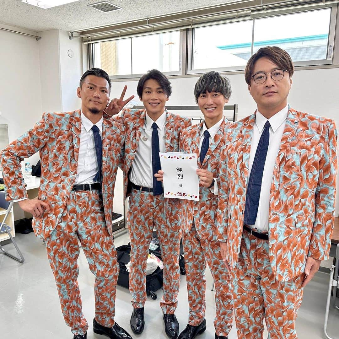 純烈さんのインスタグラム写真 - (純烈Instagram)「💜❤🧡💚 📺｢NHKのど自慢｣ 観覧来場の皆さま、ご視聴いただいた皆さま、出場者・共演者の皆さま、スタッフの皆さま！ ありがとうございました😊✨  十人十色の歌声… それぞれのストーリーがあってとても素敵でした！  心のこもった歌唱を見逃した方や、何度でも見たい方は NHKプラスでぜひご覧ください😊   #nhk  #nhkのど自慢  #nhkプラス   #純烈  #言葉足らずのメロディ   #酒井一圭  #白川裕二郎  #後上翔太  #岩永洋昭」8月6日 17時57分 - junretsu_official