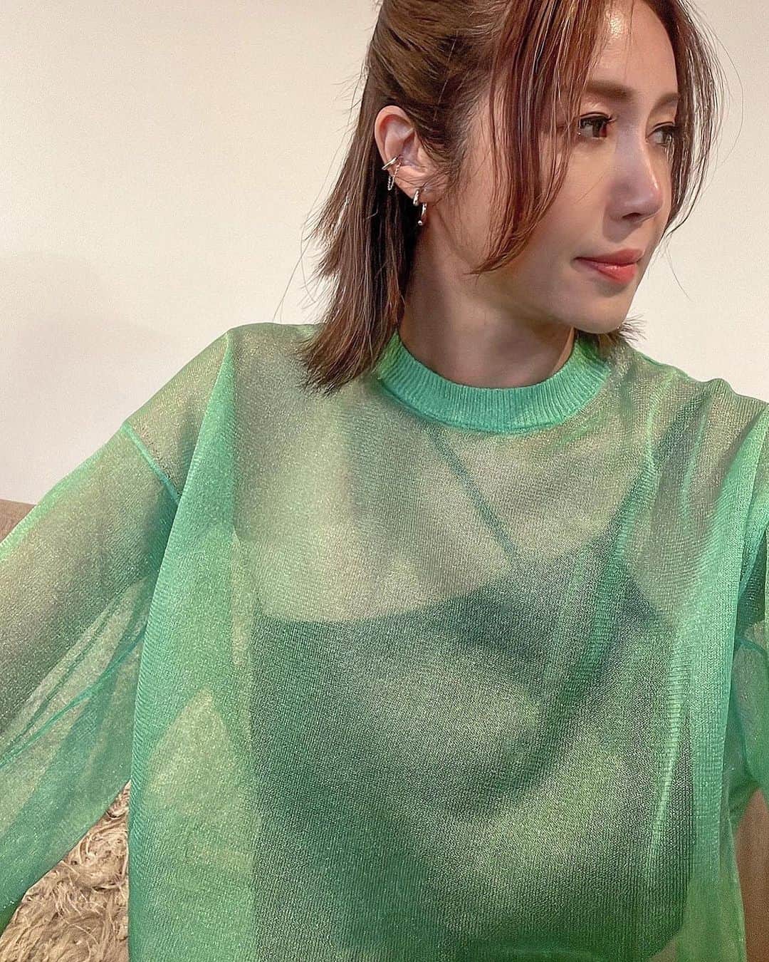 川島幸美さんのインスタグラム写真 - (川島幸美Instagram)「🟢♻️🟢 光沢感あるリサイクルポリエステルの糸を使用したゆったりサイズのプルオーバー。 程良いシアー感が好き💚 さりげなく入れた袖口のタックでボリュームプラス☺️」8月6日 17時59分 - yukimikawashima
