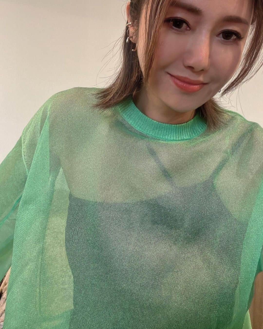 川島幸美のインスタグラム：「🟢♻️🟢 光沢感あるリサイクルポリエステルの糸を使用したゆったりサイズのプルオーバー。 程良いシアー感が好き💚 さりげなく入れた袖口のタックでボリュームプラス☺️」