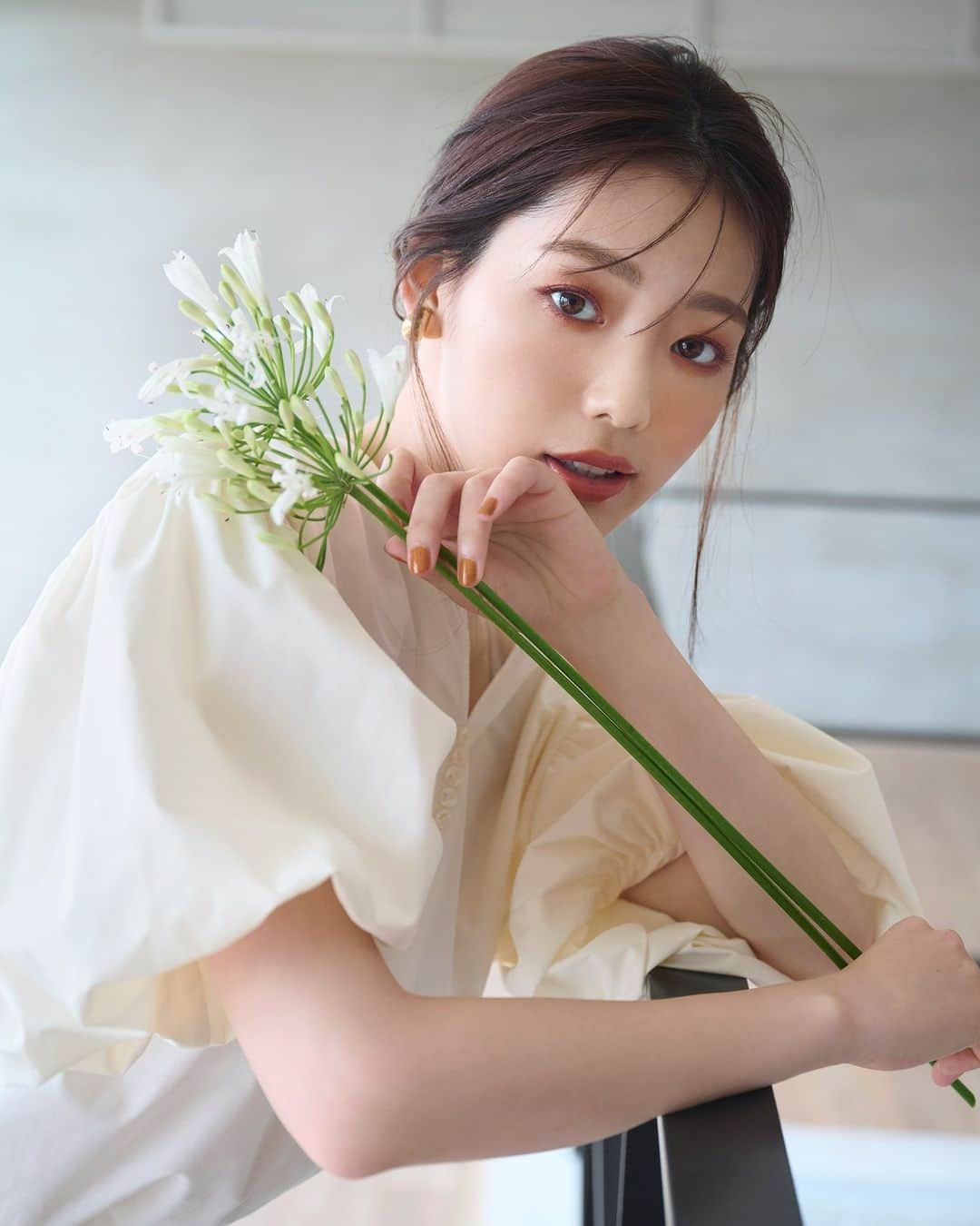 NATURAL BEAUTY BASICのインスタグラム：「中村里帆さんが纏う 新作のwebカタログが大好評公開中✨  ■スリットネックバルーンスリーブブラウス ¥7,480 tax in size:FR color:クロ/オフ/カシス #0173210841  ■ラメニットナロースカート ¥9,900 tax in size:M/PS color:ブラウン/バーガンディ #0173227840  -----------------------------  Latest Glamorous Feat.Riho Nakamura  中村里帆さんが纏う、秋のNewコレクションをデリバリー。 シャイニーなメランジニットに レトロシックなヴィンテージプリントにツイード…… 秋のムードをぐっと盛り上げてくれる、 センシュアルかつ華やかなデザインに注目です。  #中村里帆 さん #バルーン袖ブラウス #ラメニットスカート #ナロースカート  #秋先取り #秋コーデ #お出かけコーデ #オフィスコーデ #オフィスカジュアル #通勤コーデ #大人可愛い #カラーコーデ  #着回しコーデ #きれいめカジュアル  #ベーシックコーデ #ベーシック #ナチュラルコーデ #トレンドスタイル #シンプルコーデ #ナチュラルビューティーベーシック #naturalbeautybasic」