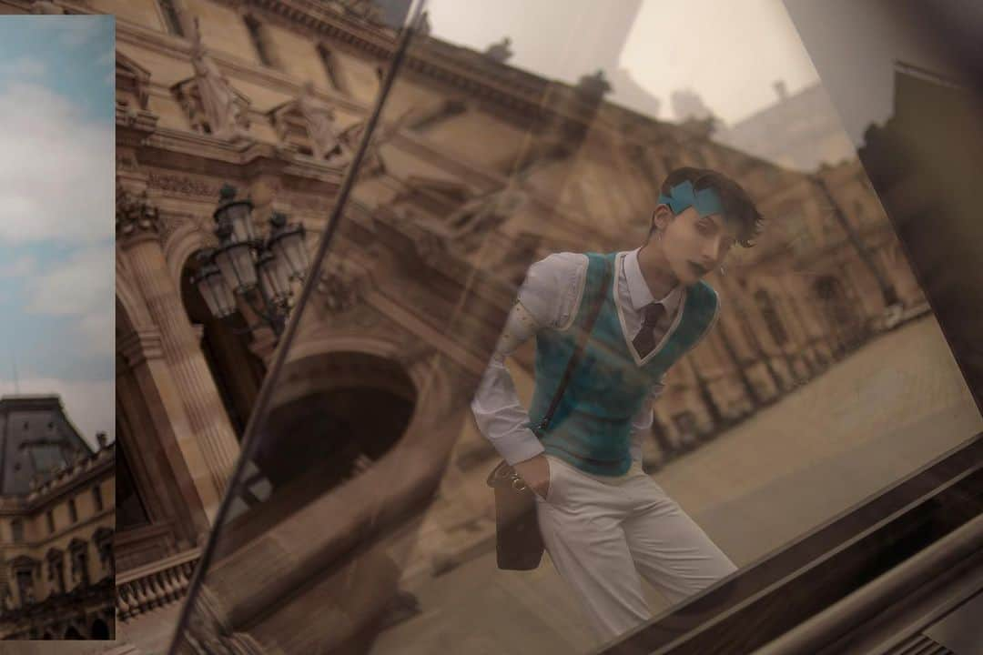 ナイトさんのインスタグラム写真 - (ナイトInstagram)「Rohan au Louvre ✒️ 岸辺露伴 ルーヴルへ行く It has been a dream of mine to photoshoot Rohan at the Louvre Museum in Paris, France. I had the opportunity to travel to France last year for an event, so I took the chance, woke up at 5am and travelled there to take photos!   Kishibe Rohan | @knitecoser Photo | @shunsukecos   Special thank you to Shun for waking up early with me and taking these beautiful photos. I will treasure them forever!  #cosplay #JOJO #kishiberohan #岸辺露伴 #jojosbizarreadventure」8月6日 18時00分 - knitecoser