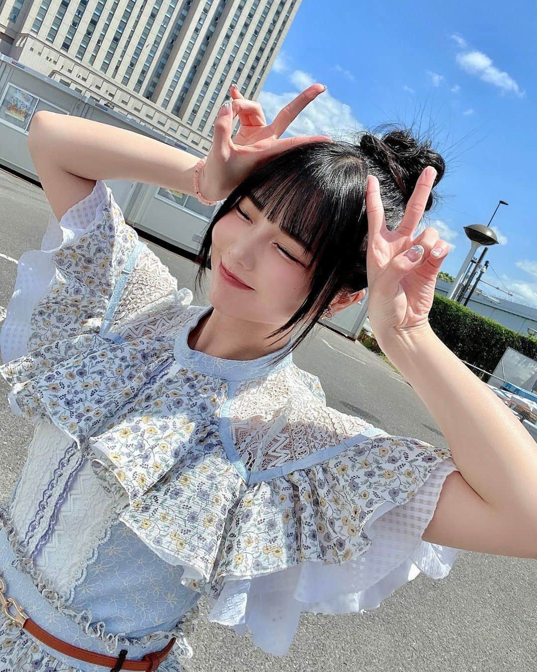のインスタグラム：「. 今年の #TIF2023 も サイコーでした〜〜〜🌻🍉🏝️  BIGなお団子で ソフトクリームヘアみたいになったよ🍦笑 美味しそうですかぁ😋？？  #tif #idol #ske48 #ソフトクリーム  #お団子ヘア #衣装 #かわちい」