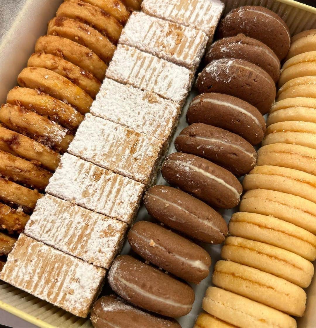 中岡由佳さんのインスタグラム写真 - (中岡由佳Instagram)「❇︎ オーストリア伝統のお菓子をいただきました🇦🇹どれを食べようかなと、一つずつ口にして結局全て味わいました。上品なクッキーに感動✨ #ginzaveilchen #Austria」8月6日 18時04分 - yuka_nakaoka
