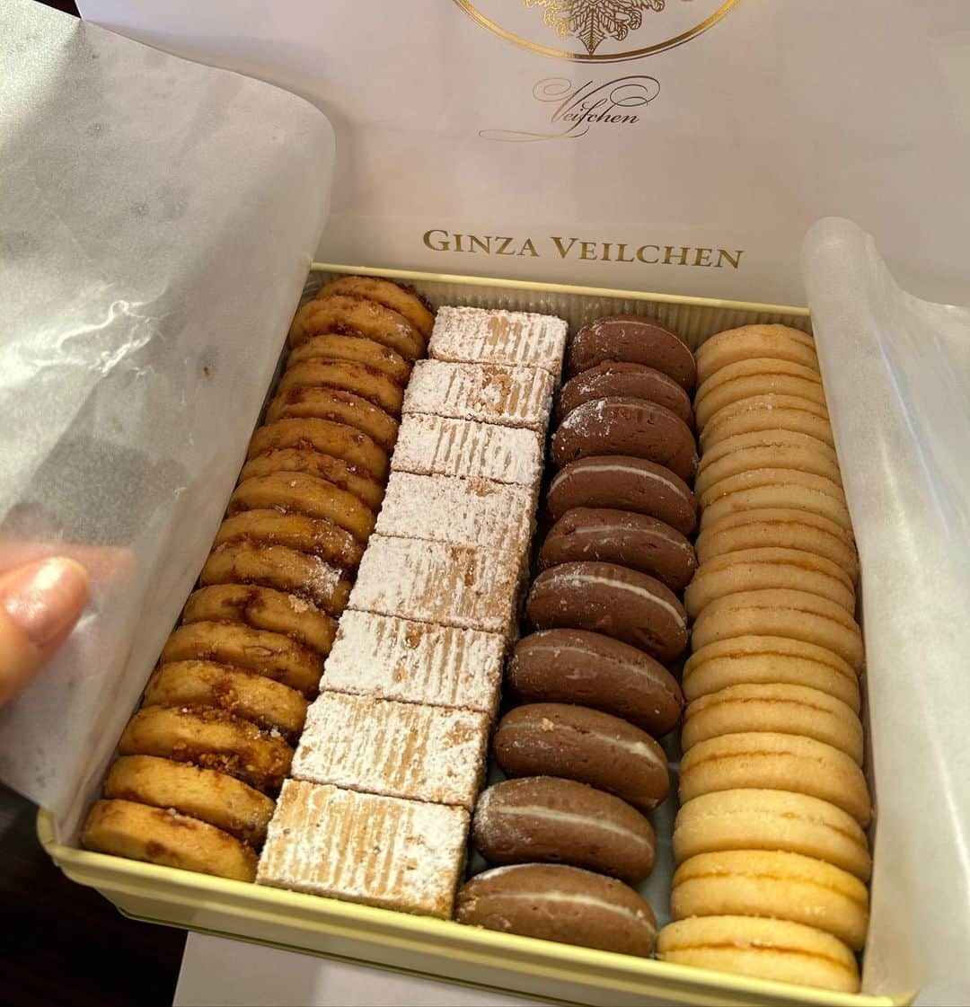中岡由佳さんのインスタグラム写真 - (中岡由佳Instagram)「❇︎ オーストリア伝統のお菓子をいただきました🇦🇹どれを食べようかなと、一つずつ口にして結局全て味わいました。上品なクッキーに感動✨ #ginzaveilchen #Austria」8月6日 18時04分 - yuka_nakaoka