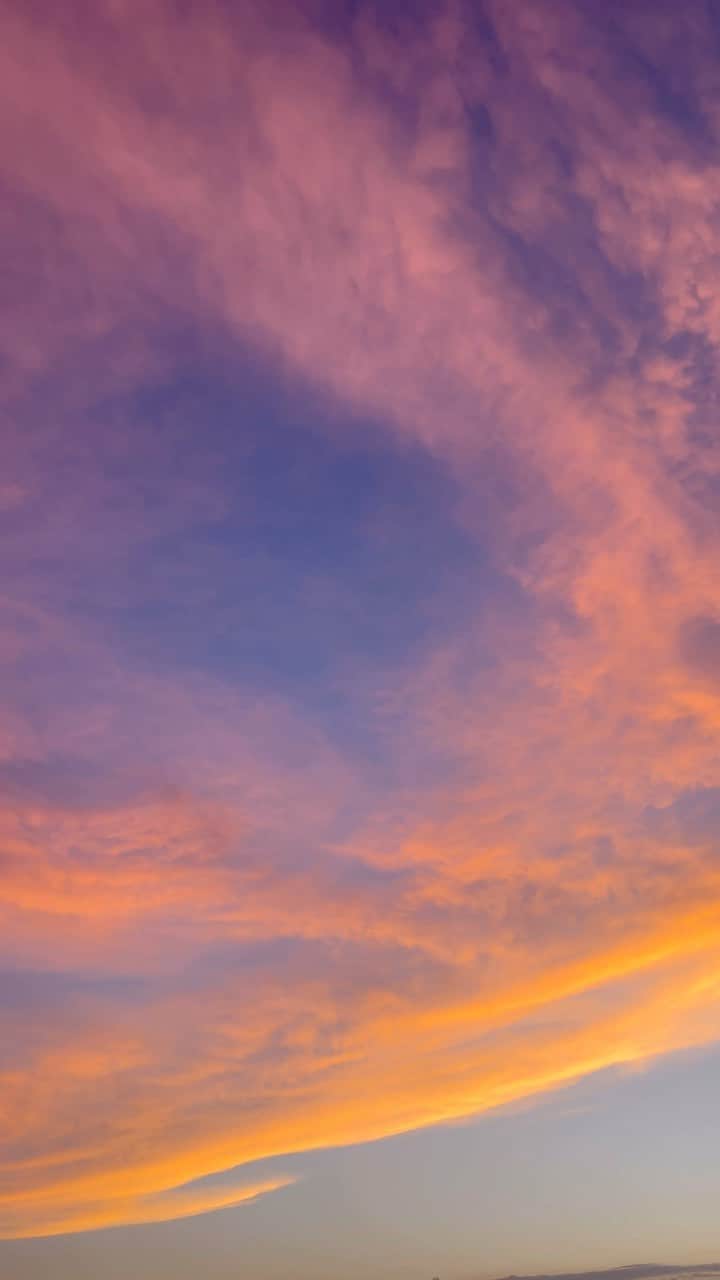 佐々木敬子のインスタグラム：「. ピンクオレンジ色の空」
