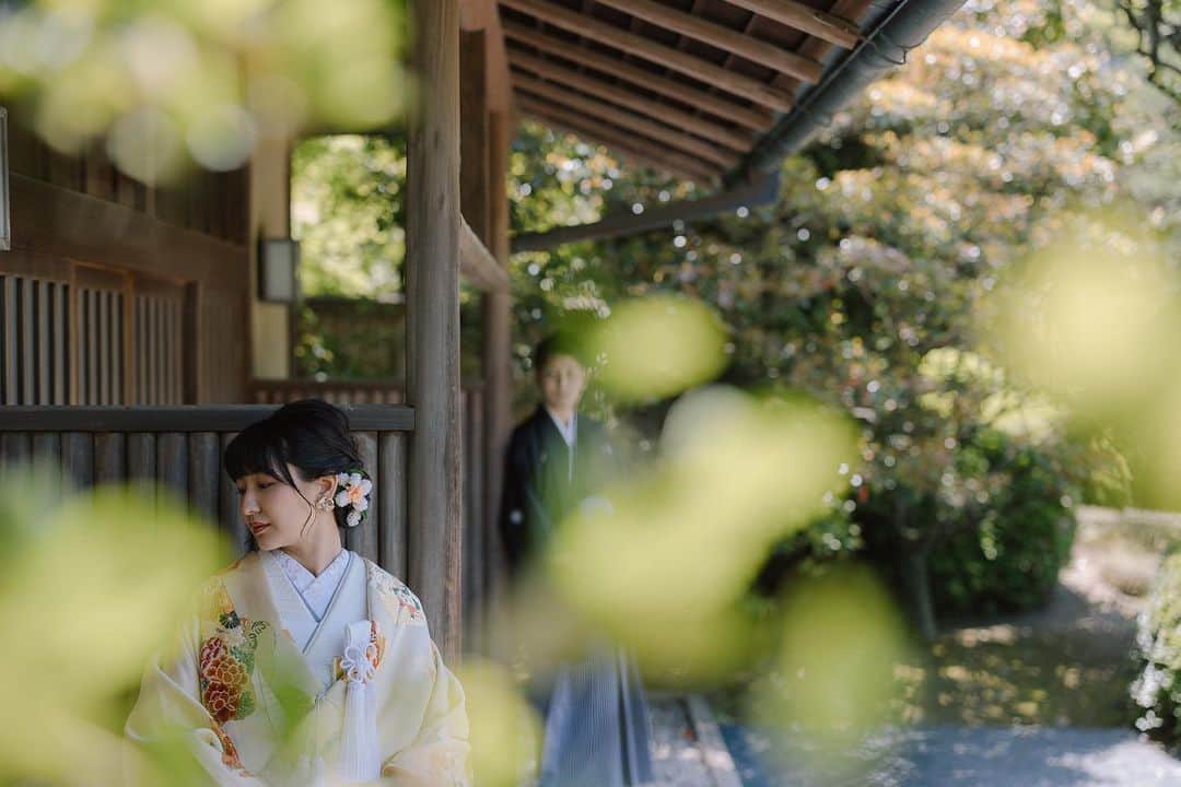 ラヴィ•ファクトリーさんのインスタグラム写真 - (ラヴィ•ファクトリーInstagram)「. 【写真で叶える結婚式】 . 自然な表情が可愛らしいおふたりの和装フォト🤍 ロケーションフォトでは 季節に合わせて新緑や紅葉など 様々な表情を楽しんで頂けます🌱  . —————— ラヴィファクトリー:@fukuoka_laviephotography Photographer: @kazuki_laviephotography AREA:JAPAN,FUKUOKA —————— @laviefactoryをフォローして #laviefactory #ラヴィファクトリー のハッシュタグをつけて お写真を投稿してみてくださいね✳︎ . こちらの公式IG（@laviefactory） で取り上げさせていただきます✨ . 思わず笑顔になれるハートのある 「家族写真」はラヴィクルール* >>>@laviecouleur_official . #wedding #weddingphotography #photo #ハートのある写真 #instawedding #結婚写真 #ウェディング #ウェディングフォト #撮影指示書 #ロケーションフォト #前撮り#写真好きな人と繋がりたい #フォトウェディング #卒花 #後撮り #ウェディングニュース #前撮り小物 #前撮りフォト #前撮りアイテム #ウェディング撮影 #撮影構図 #前撮りアイディア #撮影指示書 #花嫁コーディネート #色打掛 #和装ロケフォト #和装 #和婚」8月6日 18時05分 - laviefactory