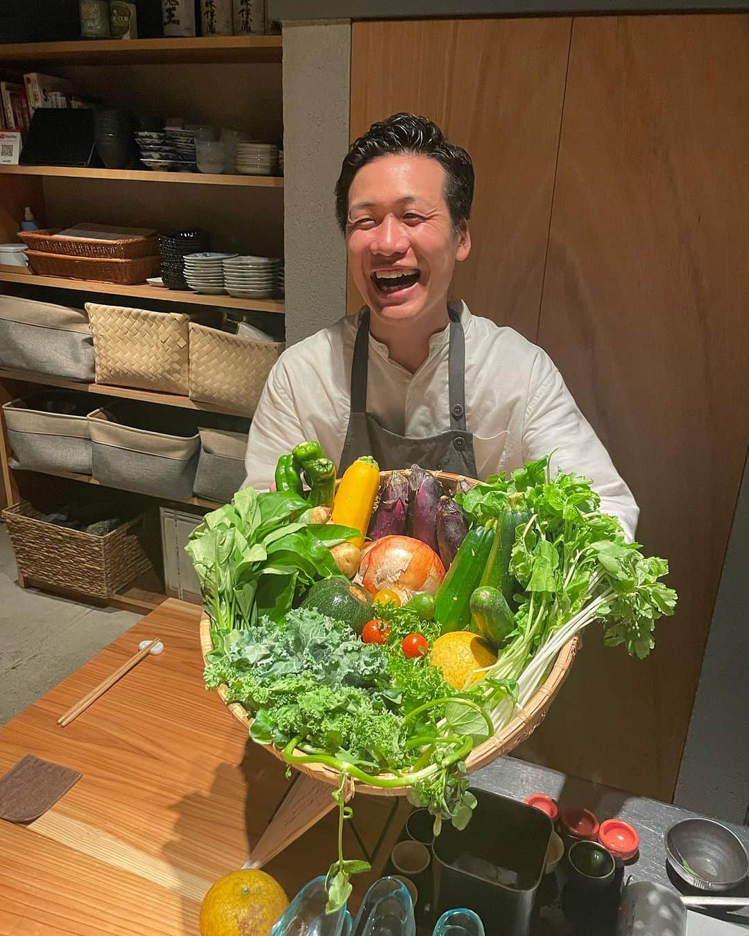 森夏子のインスタグラム：「♡︎︎ この笑顔が最高のご馳走😆  🍆ウライソ🥕　@uraiso.kyoto   先日、川床でバッタリ会ったのが いそずみさん🙌  でもって、このお店の名前は ウライソさん🎵  おもろいなぁ😁  お品書きには22品 五十棲農園のお野菜たっぷり 目の前にあった野菜が ぜ〜んぶ胃袋へ消えてった🤤  お値段ポッキリ 8000円🙌🙌🙌  おかーさんも 息子さんも スタッフさんも みんな笑顔☀️笑顔☀️  飲んで 笑って  食べて 笑って  ごちそうさまでした😋  \ウラ/イソ　だけに… 電話番号も場所も非公開  でも、ヒントさえ見つけられればぁ〜💡 イケるぞ‼️  #ウライソ #uraiso #居酒屋以上割烹末満 #京都居酒屋 #京都  #京都新店 #新店オープン #kyoto #kyotostyle#kyoto_style  #instafood #Japan #京都旅 #京都散策 #そうだ京都いこう  #大人旅 #discoverkyoto  #japan_travel  #visitkyoto」
