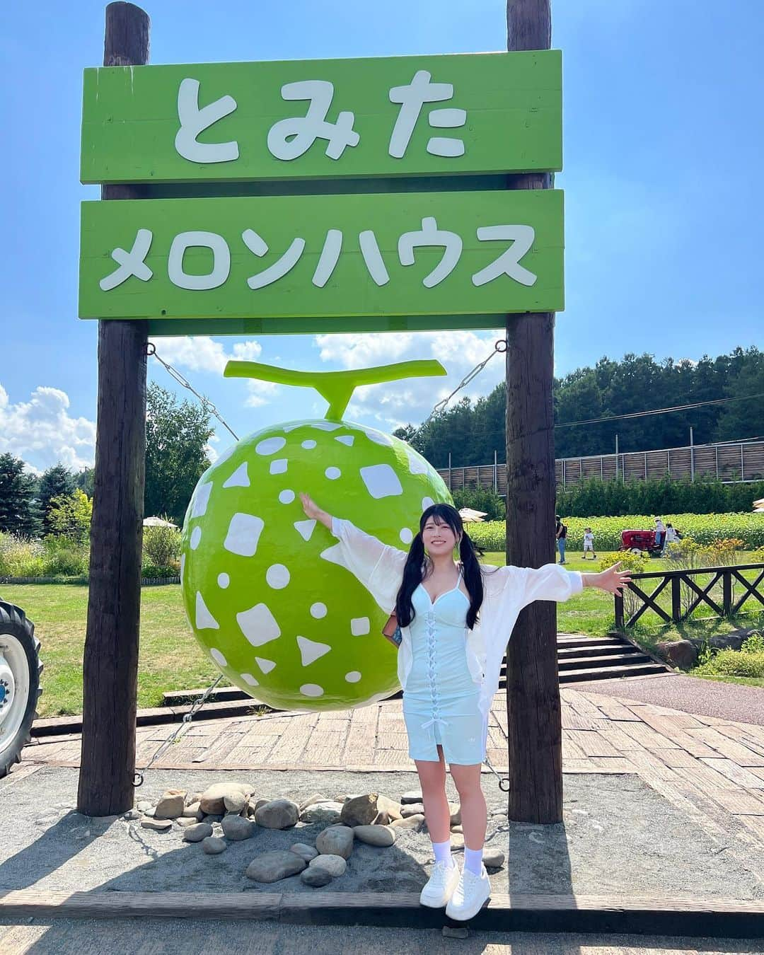 ちとせよしののインスタグラム：「メロンめちゃジューシーで甘くて美味しかった🍈♡ そういえばツインテールどうですか？⌒(｡･.･｡)⌒  #北海道旅行 #富良野 #ファーム富田 #とみたメロンハウス #adidasoriginals」