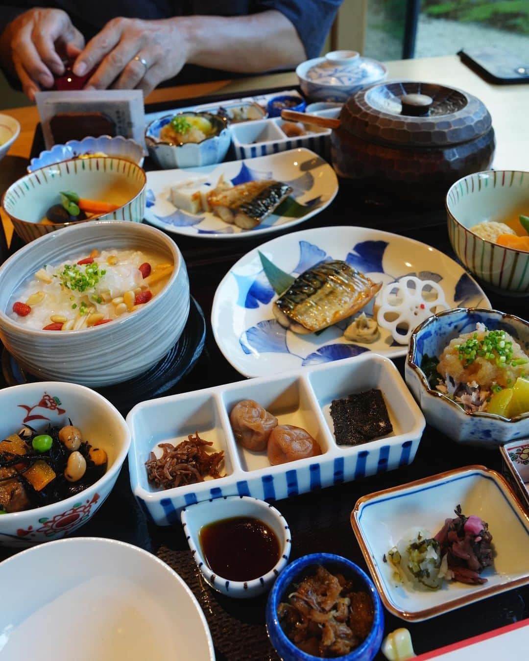 矢野未希子さんのインスタグラム写真 - (矢野未希子Instagram)「時差ぼけで朝早起きが続き、 朝の過ごし方のバリエーションが欲しくなり ホテル朝食に出かけてきました。  和食はThe Okura Tokyoの山里が好きで、 ここの薬膳がゆがカラダに染み、美味しいの🤤 おかずも朝から優しいものが沢山で 内臓が疲れやすい真夏の朝にぴったりな朝食。 レタスのサラダや梅干しが美味しい🤤 朝から薬膳がゆ、次に白米までいただき お腹いっぱい🙏」8月6日 18時06分 - mikko1104