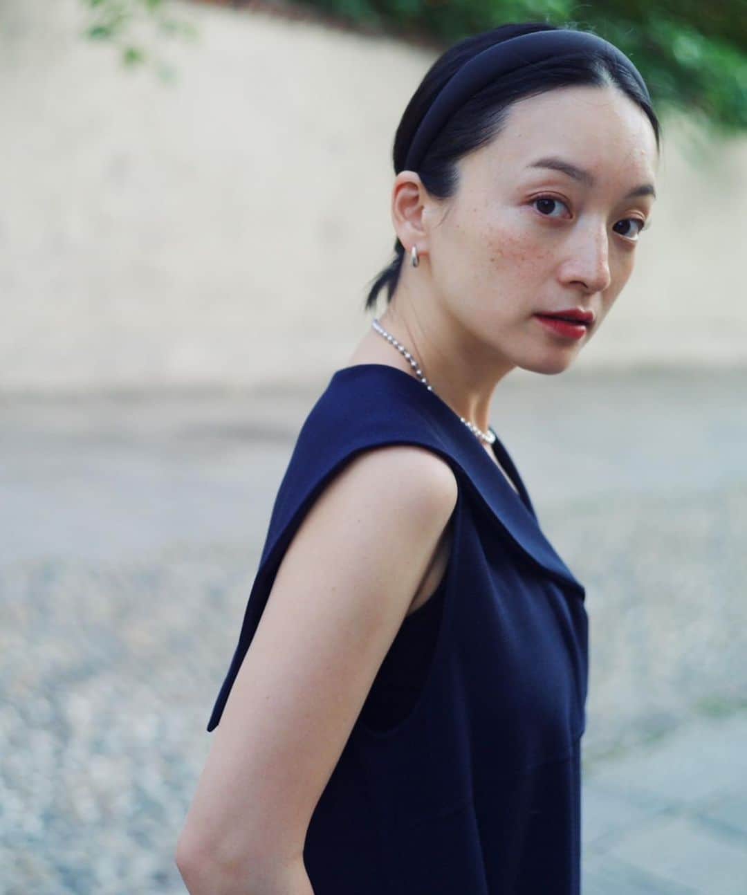 オブレクトのインスタグラム：「本日、高山都さん @miyare38 がInstagramでご紹介してくださったセーラーカラーワンピースはこちらのブラウンです✨ネイビーもございます❗️ 今すぐ着られて秋はジャケットやニットカーディガンと合わせるのもオススメです🌿 ただいま、30%OFF ！ ぜひこの機会をお見逃しなく👀🌱  LINE お友だち追加で送料無料クーポンをプレゼント（SALEアイテムも使用可）しておりますので、ぜひそちらもご利用ください✨  ——————————- oblekt SUMMER SALE 開催中❣️ MAX 70%OFFでお買い求めいただけます✨ 高山都さんコラボの大変人気なワンピースやオールインワンも追加しました❗️こちらは30%OFFとなります✨  他にも今すぐ着られる夏アイテムや秋冬まで着られるものまで、大変お得にお求めいただけます。 この機会をどうぞお見逃しなく👀✨  詳しくは oblekt公式オンラインストアをご覧ください✨  そして、【oblekt 公式LINEお友だち追加で送料無料クーポンプレゼント！】キャンペーン実施中🌿  oblektに公式LINEアカウントがあるのをご存知でしょうか？アイテムの最新情報やお得なキャンペーン情報もお知らせしております✨  今、お友だち追加していただくと送料無料クーポンをプレゼント♡ 送料無料クーポンは新作やSALEアイテムにもご利用いただけます✨   この機会にぜひお友だち追加をお願いします❣️    ※リサーキュレットで会員登録をしていただかないと、 クーポンをご利用いただけませんのでご注意ください。 ※リサーキュレットの新規会員登録 ¥1,000円OFFクーポンと併用してご利用いただけます。 ※本クーポンの配付期限は8月31日までとなりますが、 クーポンのご使用は2023年9月末までご利用いただけます。  #oblekt #オブレクト #高山都 さん #recirculet #リサーキュレット」
