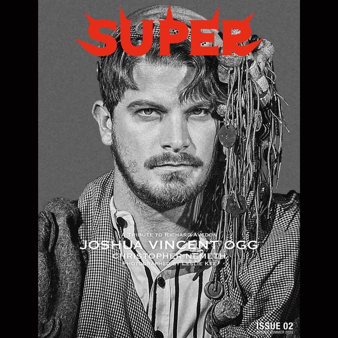 レスリー・キーのインスタグラム：「Super Magazine @supermagazinenyc  ★ 2023SS issue 02★  「A Tribute to Richard Avedon」 Celebrating on 15 May 2023, the 100th Birthday of legendary photographer Richard Avedon !  @avedonfoundation #richardavedon #avedon100 #superavedon #supermagazinenyc #lesliekee   JOSHUA VINCENT OGG  @momo_vincento @joshuavincentogg   Photographed by @lesliekeesuper  Styling by @enosogohs  Hair by @koki.noguchi  Makeup by @chifumi325  Photo Retouching by Fight Club  Male Models @makoto88kamiya  Special thanks Family & Friends of Christopher Nemeth  Wardrobe @christophernemeth_official @doverstreetmarketginza   @x8_gallery @asahi_fashion #joshuavincentogg #christophernemeth #doverstreetmarket」