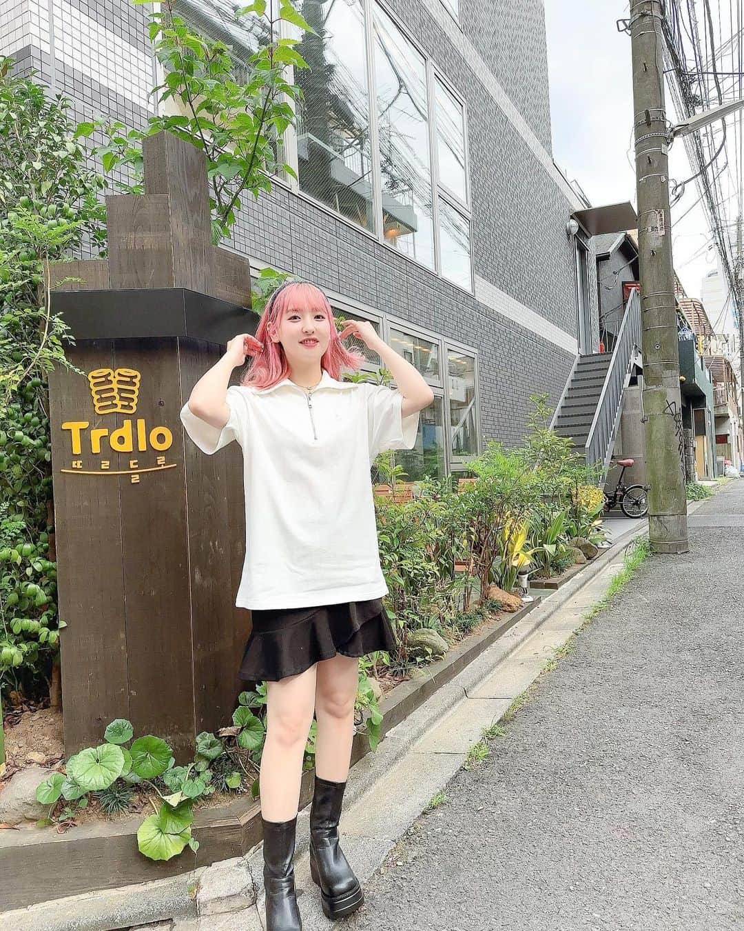 谷口夢奈のインスタグラム：「🥾 ⁡ ⁡ ちょっと季節外れかもしれないけど 夏に履いても可愛いブーツ🥰 ⁡ スポっと履けて、厚底だから盛れて ミニスカにも合うやんこれ〜🫶🏻 ⁡ ⁡ パン屋さんの前でしたので、 パンを美味しくいただきました😋 前に載せたカフェです💟 ⁡ ⁡ ⁡ #shein #trdlo #トルドロ #epine #エピヌ #韓国カフェ #cafestagram #ootd #셀스타그램 #얼스타그램 #데일리룩 #오오티디」