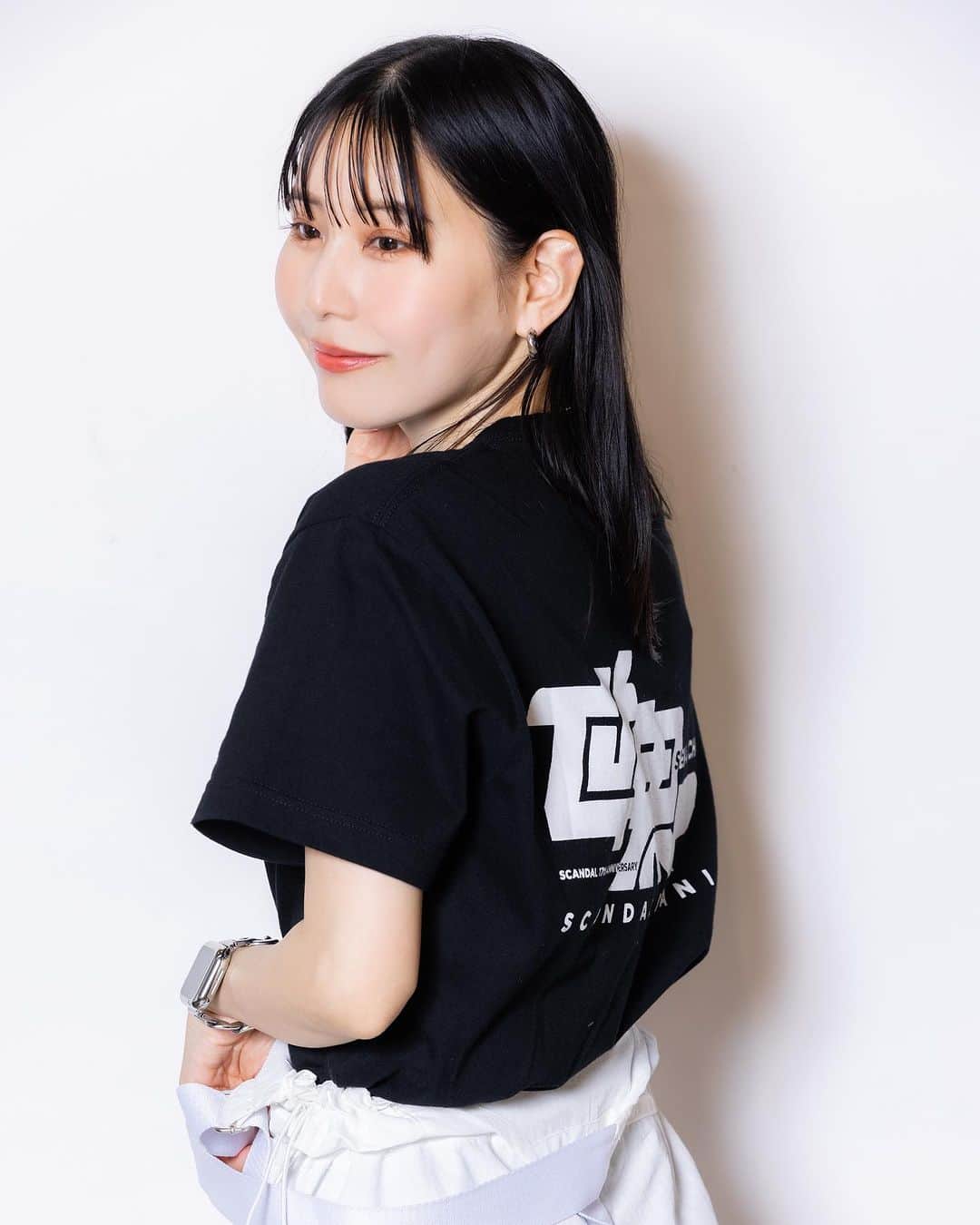 SCANDALさんのインスタグラム写真 - (SCANDALInstagram)「SCANDAL 17th ANNIVERSARY 『世界一』GOODS  世界一 Tシャツ BLACK（MANIA限定商品） SIZE:S/M/L/XL ※写真はSサイズ着用 ¥3,300  ラバーバンド WHITE ¥550  designed by @naganoteppei photo by @k_amirin_photo #scandal #SCANDAL_世界一」8月6日 18時20分 - scandal_band_official