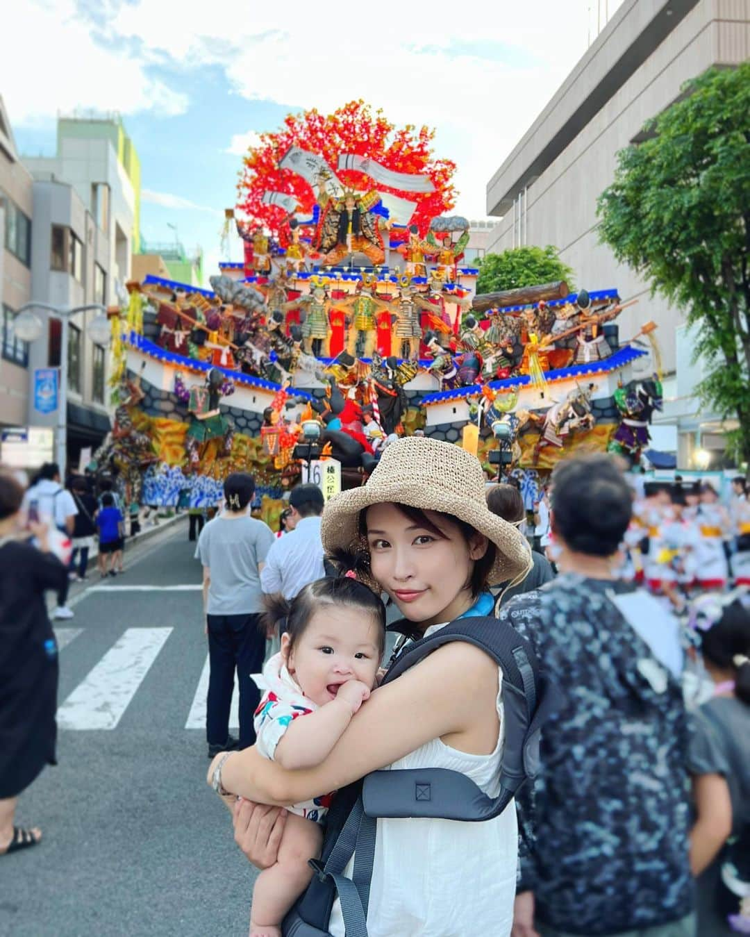 横町ももこさんのインスタグラム写真 - (横町ももこInstagram)「💖  親子ではじめての帰省🚄  地元八戸の三社大祭👶✨  開催は4年ぶり、 私は何年ぶりかわからないくらい久しぶり💨  初めての景色に娘ちゃんは、 目をキラキラさせてた🥹💓  私がそうだったように、 夏はお祭りを全力で楽しんでほしい！！💥  #夏休み帰省 #青森県八戸市 #八戸三社大祭 #夏祭り #はじめての夏 #ベビー連れ旅行 #子連れ旅行 #新米ママ #子育てママ #6ヶ月ベビー #女の子ベビー #令和5年ベビー  #ベビーモデル希望  #ブロガー #インフルエンサー #フリーランスモデル #横町ももこ」8月6日 18時14分 - momochadayo