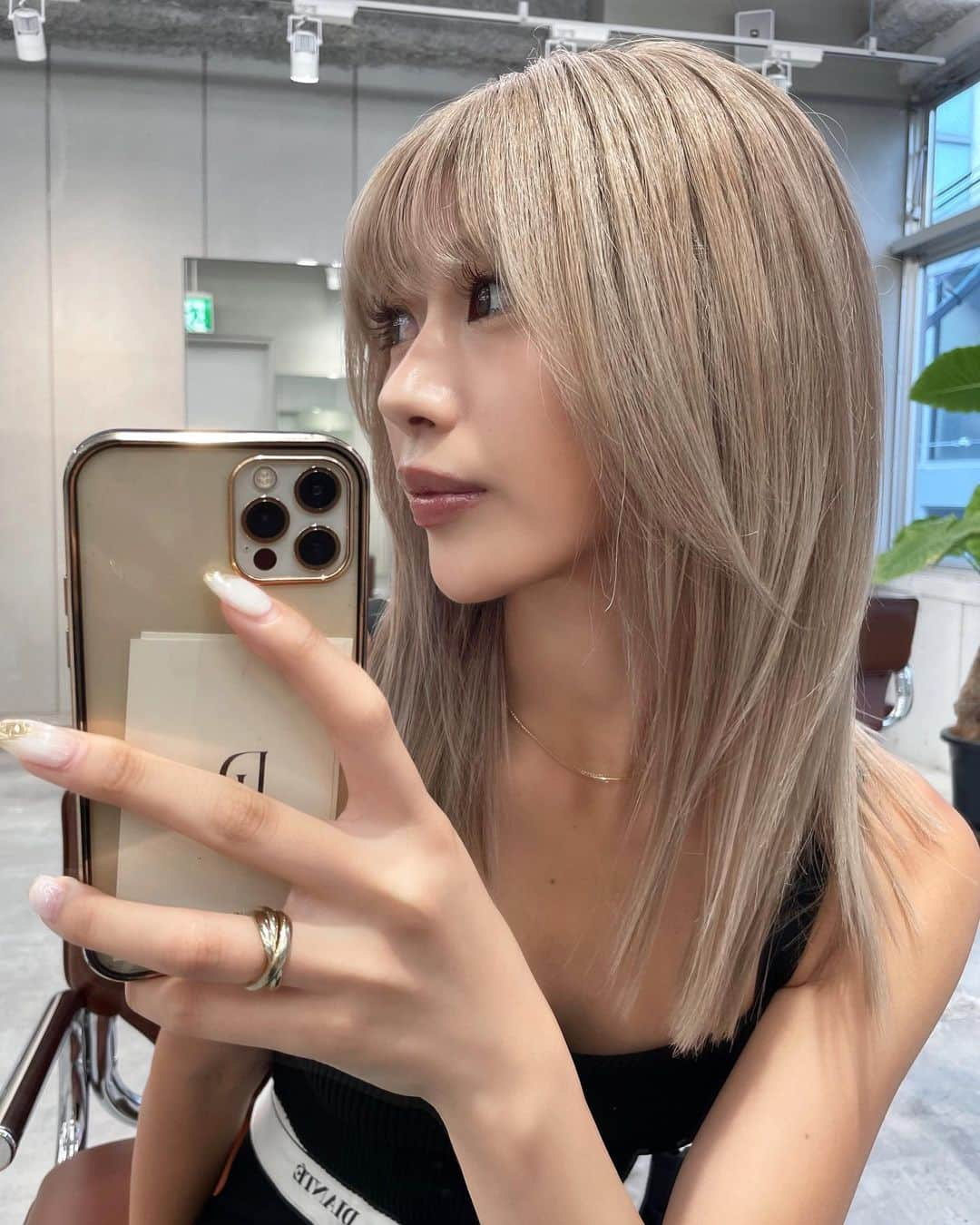 瀬戸南さんのインスタグラム写真 - (瀬戸南Instagram)「.  𝐇𝐚𝐢𝐫 𝐜𝐡𝐚𝐧𝐠𝐞  @fevhair   初のホワイトブロンドの 重めバングにしてみた👱🏻‍♀️🖤  レイヤーも増やしてストレートでも 内巻きしてもミックス巻きしても 全部雰囲気違くてお気に入り🫶🏻  久々のイメチェンどうかな❤️‍🔥  #fev#hair#make#diante #ヘアカラー#ホワイトブロンド #海外ヘア#ベージュカラー  #グロス#重めバング#前髪カット」8月6日 18時16分 - minami_seto