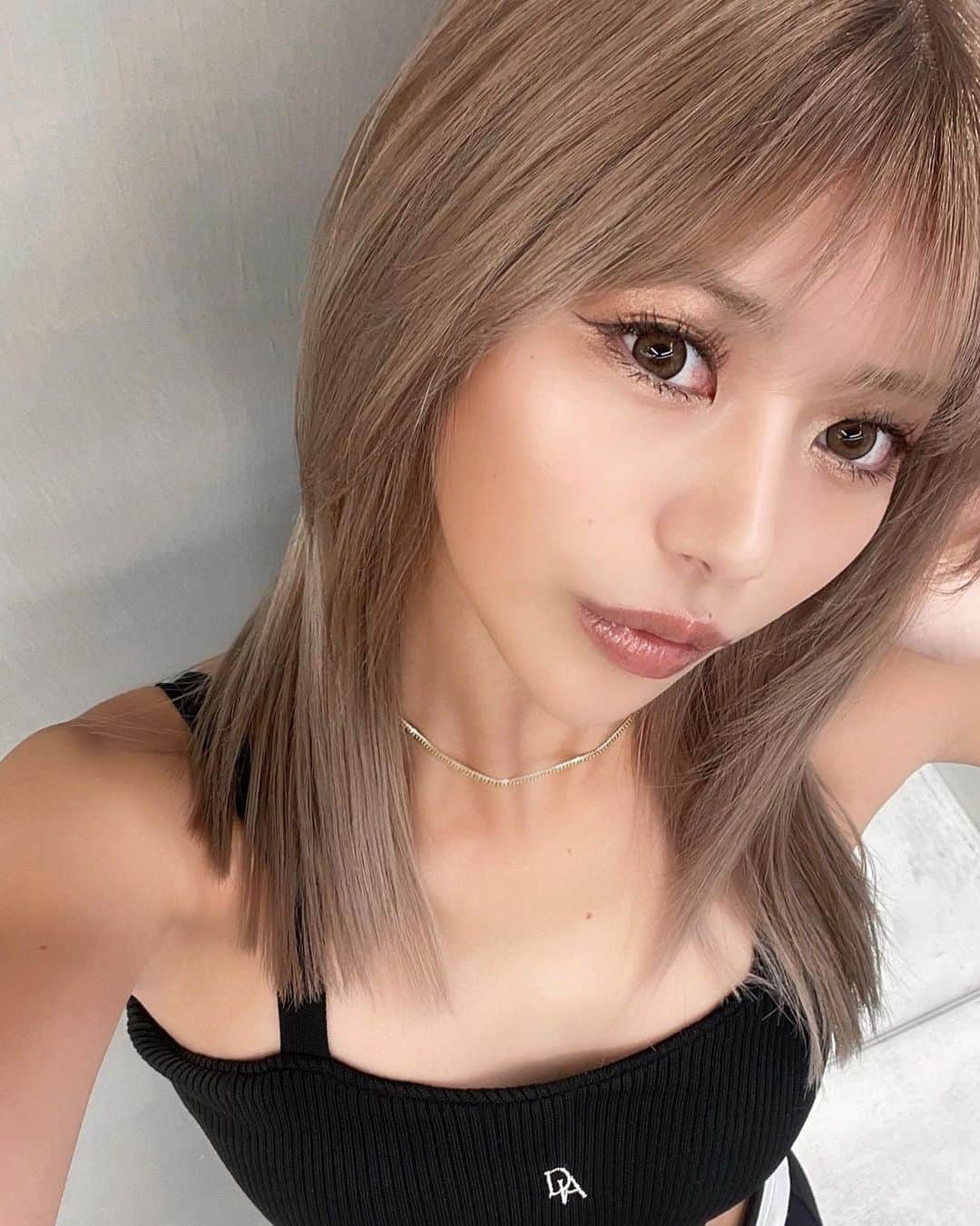 瀬戸南のインスタグラム：「.  𝐇𝐚𝐢𝐫 𝐜𝐡𝐚𝐧𝐠𝐞  @fevhair   初のホワイトブロンドの 重めバングにしてみた👱🏻‍♀️🖤  レイヤーも増やしてストレートでも 内巻きしてもミックス巻きしても 全部雰囲気違くてお気に入り🫶🏻  久々のイメチェンどうかな❤️‍🔥  #fev#hair#make#diante #ヘアカラー#ホワイトブロンド #海外ヘア#ベージュカラー  #グロス#重めバング#前髪カット」
