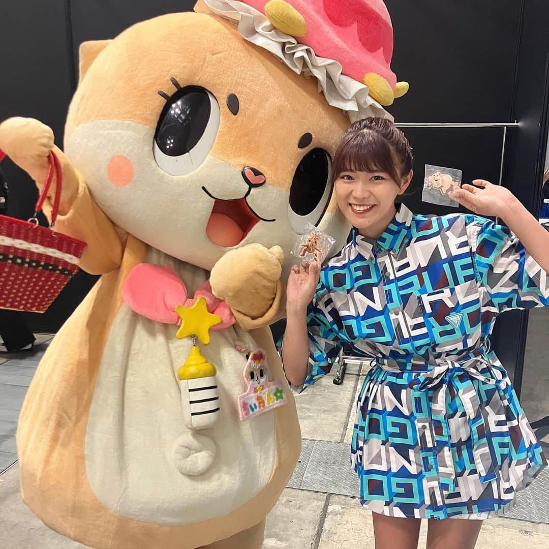 山内鈴蘭のインスタグラム：「ちぃたん☆と楽天GORAステージにてパター対決イベントしたよ🥺🌈  常に全力投球で天真爛漫で一生懸命！ バラエティ力半端ないちぃたん☆  躍動感ちぃたんをお届けします。笑  YouTubeで良く見てるので嬉しかったーー😆❤️❤️❤️  可愛すぎ、動き面白すぎ！！！笑  ちぃたん☆とのパター対決は、、、  なんと引き分け🥹笑笑  ゴルフ歴20年目の私情けない。笑  またどこかで一緒に ゴルフもお仕事も出来たらいいな🥰  ちぃたん☆ファンの皆様、 お会いできて嬉しかったです🌈  皆さん、ありがとうございました🌸  #楽天GORA #ちぃたん #秋葉原 #カワウソの妖精ちぃたん #chiitan #カワウソちぃたん #rakutenoptimism2023 #パシフィコ横浜 #ゴルフイベント #トークショー #ゴルフ女子 #楽天 #Rakuten #パター対決 #gorurun」