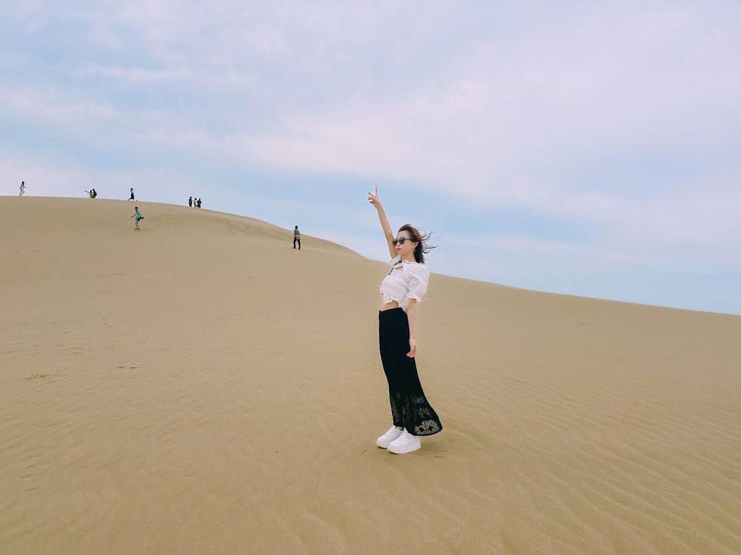 辻野かなみのインスタグラム：「❤︎  ⁡ 鳥取砂丘🐫 ずっと行ってみたかったの！ ⁡ 強風だったから、オールバックに😆 ⁡ ラクダ🐫にも乗れて楽しかった♪ ⁡ ⁡ #鳥取　#鳥取砂丘　#旅行　#かなみん旅  #辻野かなみ　#かなみん　 #超ときめき宣伝部　#超とき宣 #𝗂𝗇𝗌𝗍𝖺𝗀𝗈𝗈𝖽 #𝗂𝗇𝗌𝗍𝖺𝗅𝗂𝗄𝖾 #𝖿𝗈𝗅𝗅𝗈𝗐𝗆𝖾 #𝗅𝗈𝗏𝖾 #데일리룩　#데일리룩코디　#패션	#오오티디 #데일리　#좋아요　#팔로우」