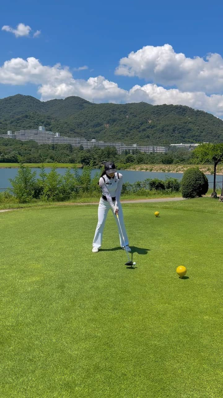 小澤美奈瀬のインスタグラム：「パンツスタイルでぶんぶん🥰⛳️🩷 ホワイトコーディネートが大好きです😍 このショットはしっかり振ったので飛距離もよく出ていました🥺☀️ 毎月たくさんラウンドしていて最近は日焼けしすぎてしまいお肌が真っ黒だし痛いのです😭いいパックとか見つけたいなぁ〜🥺🩷おすすめの日焼け後のケア用品がありましたら教えてください🥰💕  #ゴルフ #パンツスタイル #ホワイトコーデ  #日焼け #毎日ラウンド」