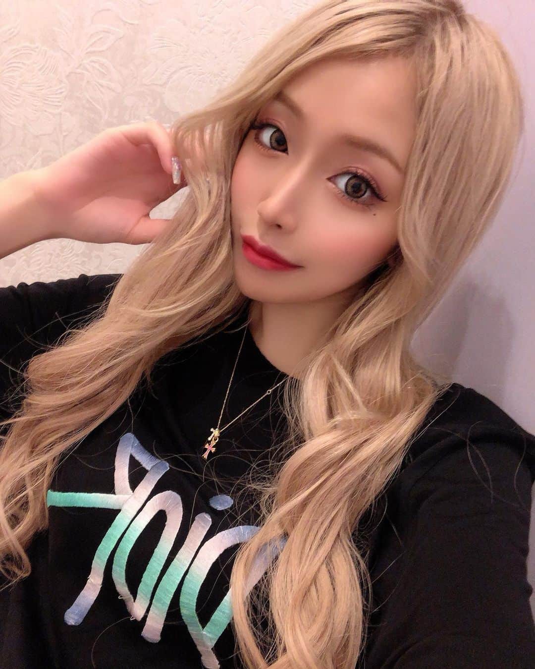 のインスタグラム：「みんな夏はなにして遊んでるのー？  #歌舞伎町 #キャバ嬢 #キャバクラ #美人茶屋 #美神絵梨華 #ショートカット #金髪 #ギャル」