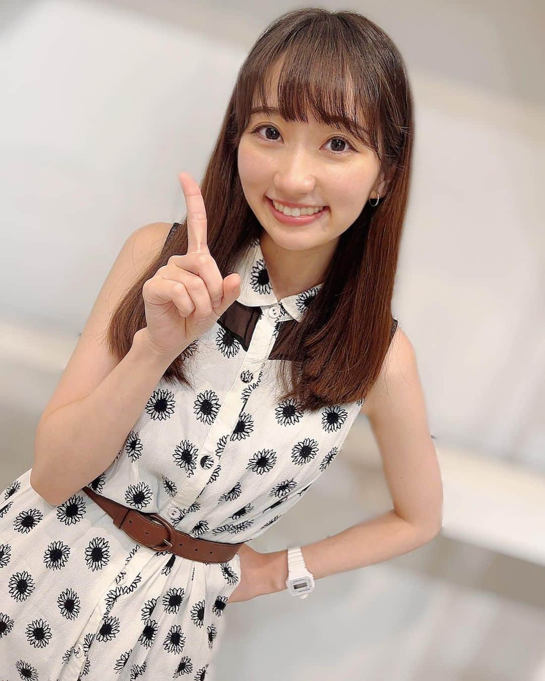 若松愛里さんのインスタグラム写真 - (若松愛里Instagram)「mincollab★vol.2.5 #みんコラボ 2023年7月29日(土)  両部ありがとうございました✨  1部は歌、2部はおえかきメインでお届けしました🌼  MCポジションとしてリベンジという名目の0.5増えたボリューム。  私のための0.5でした😳  と時間とにらめっこ相変わらずしてましたが、やっぱり楽しさ優先させちゃうのでした😇  もう、次任される時があったら、もはや時計置いていこうかしら。の勢いです()  とはいえ、来ていただいたお客様や配信観てくださった方からは楽しかったと感想いただけて安心しました☺️  質問コーナーは相変わらず3.4つくらいしか答えらせませんでしたが質問送ってくださった方ありがとうございました✨  おかげさまで毎度楽しいです🥰 脱線してフリートーク始まった瞬間あったのはご愛嬌(///ω///)←  お歌のコーナーは目がキラキラしていて 楽しんでもらえてるぅ！って感じました！勘違いじゃないはず！！笑  おえかきのコーナーは良い出題でしたわ。ん #？ね！  みんなにたくさんおいで〜！わいわいってするのももちろん楽しいけれど、こういったアットホームにお客さんと一緒に作れるイベントはイベントでとっても楽しいし、深く知ってもらえて良きですね✨  ひーちゃんいつもお誘いありがとうです😊そしてこの回で仲良くなってるようすも微笑ましくて大好きです！！みんなへありがとうの気持ち♡  #コラボ #イベント #タイムキーパー #リベンジ #ならず #歌 #お絵かき #トーク #質問 #みんな #で #作る #回 #抽選 #プレゼント #おみやげ #夏 #新宿 #44 #FANTASY #ホール #ゲスト #MC #若松愛里 #もはや #盛り上げ隊」8月6日 18時24分 - wakamatsuairi_official