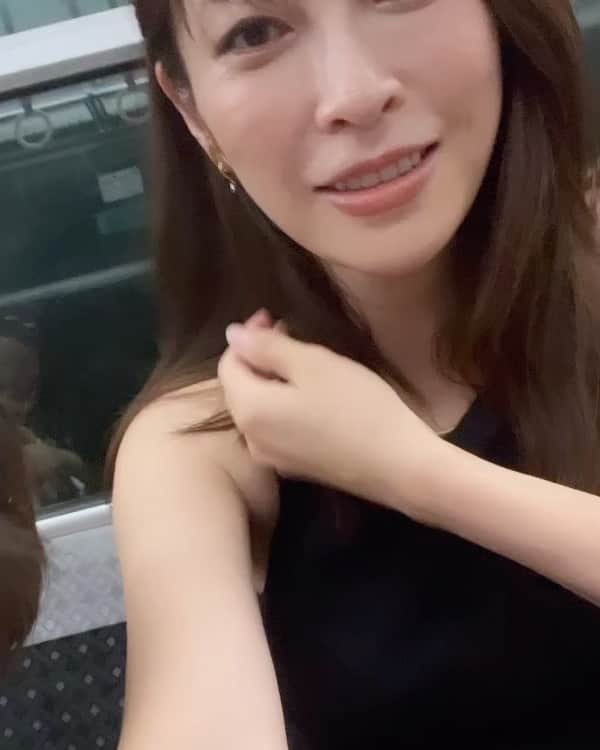 伊藤良夏のインスタグラム：「スマホを鏡代わりに髪を整えるの、息子も覚えたよ😂 暑いから屋内で遊べるとこに来たのに、ランチはテラスで汗かきながら食べる矛盾。 とりあえず1週間夏休み。逆に来週のお盆は幼稚園あって(お盆はどこも行きたくないので助かる🥺)また翌週から少し夏休み。いっぱいあそぼね。  #夏休み」