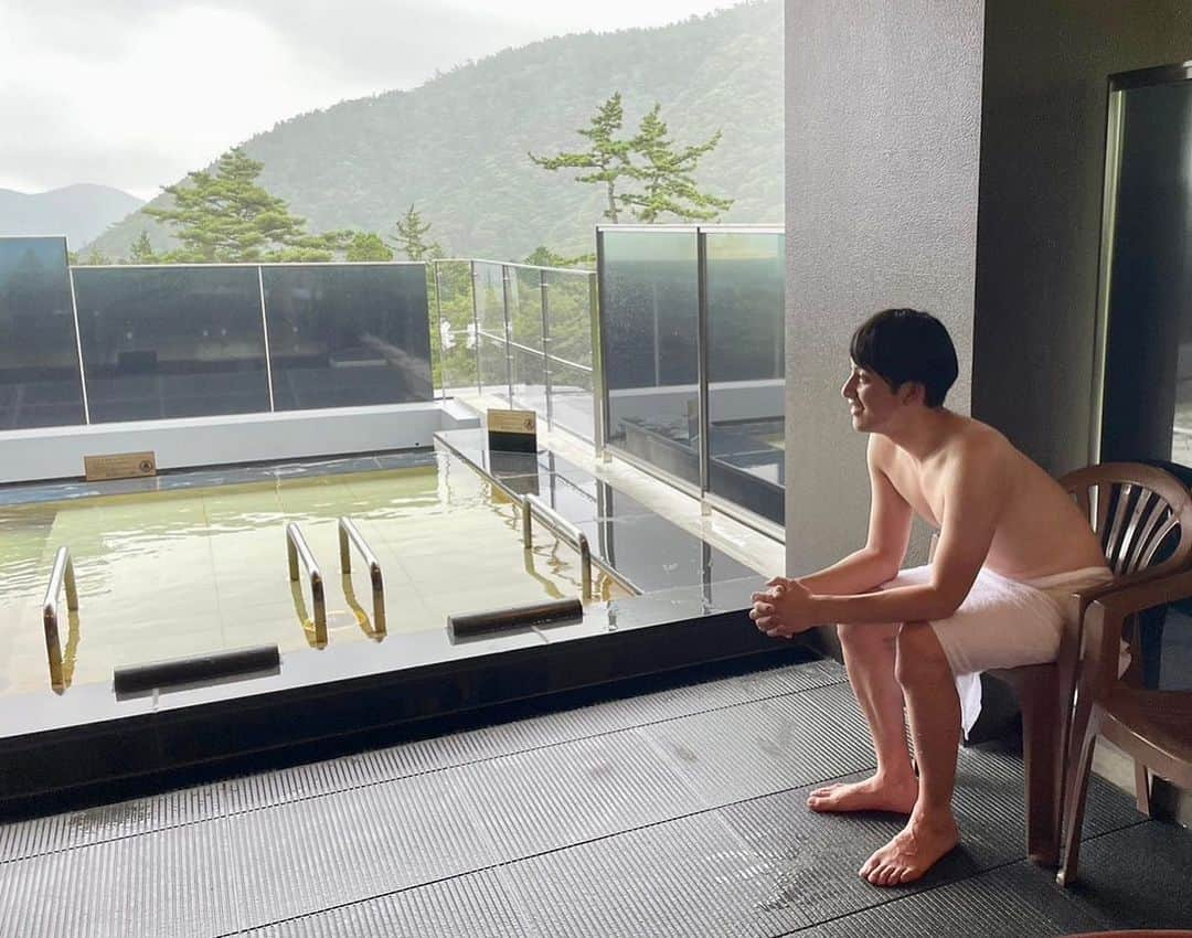 草薙和輝さんのインスタグラム写真 - (草薙和輝Instagram)「． 夏休みのシーズンに入ってきましたね〜  こちらは私の夏休みの様子🍺  ではなく、仕事中の様子です。笑  先月、建て替え工事を終え、 およそ５年半ぶりにグランドオープンした 【箱根ホテル小涌園】を取材しました！  小涌園伝統の味を堪能できるバイキング、 箱根の景色を一望できる温泉露天風呂、 宿泊者は無料で利用できるユネッサンまで！  仕事ということを忘れそうになるぐらい 優雅なひとときを過ごせました！  https://youtu.be/ghuIIF05aGQ  小涌園の取材の模様は、 YouTubeでもご覧いただけます！ ． ． そして、夏休みということで こちらも連日、賑わいを見せている 〝テレビ朝日・六本木ヒルズ SUMMER STATION〟では、  明日、８月７日の１４時(開場１３時半)から、 テレ朝本社前の SUMMER STATION LIVE アリーナにて  『目指せ侍ジャパン！元プロ野球選手が教える夏休みファミリー野球教室』 が開催されます！  昨シーズンでプロ野球選手を引退した 元WBC戦士の糸井嘉男さんと、 バラエティ番組でも大人気の杉谷拳士さんが登場します！  こちらのイベントの進行を担当します！  イベントの入場は無料ですが、 優先券付「サマチケ」ご購入で、優先入場が可能になります。 （※規定枚数に達し次第、受付終了です。）  詳しくは、 サマステのホームページをご確認ください！  https://www.tv-asahi.co.jp/summerstation/area/special/baseball/  #テレビ朝日 #テレ朝 #グッドモーニング #あらいーな #YouTube #夏休み #箱根 #箱根ホテル小涌園 #ユネッサン #温泉 #サマステ #ファミリー #野球教室 #野球 #糸井嘉男 さん #杉谷拳士 さん #アナウンサー #草薙和輝 #草薙アナ」8月6日 18時27分 - kazuki_kusanagi_ex