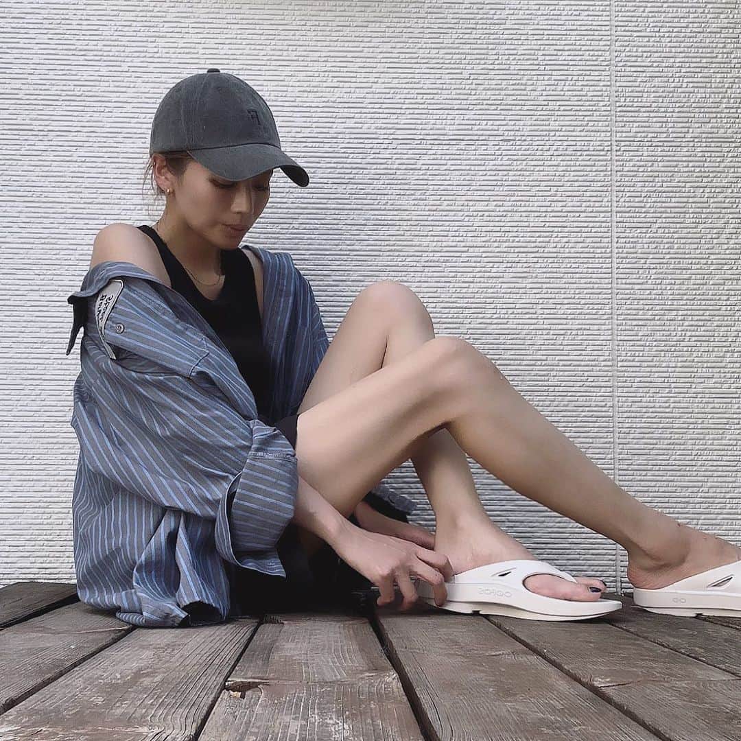 山本明果のインスタグラム：「⠀ ⠀ ⠀ ⠀ 🐟🐠🐡 ⠀ ⠀ 全然魚釣れないよ🎣？ 近所の友達と家飲みの時の持ち寄りごはんたち🍺（3.4枚目 ⠀ ⠀ tops / #uniqlo shirt / #古着 shoes / #oofos  ⠀ ⠀」