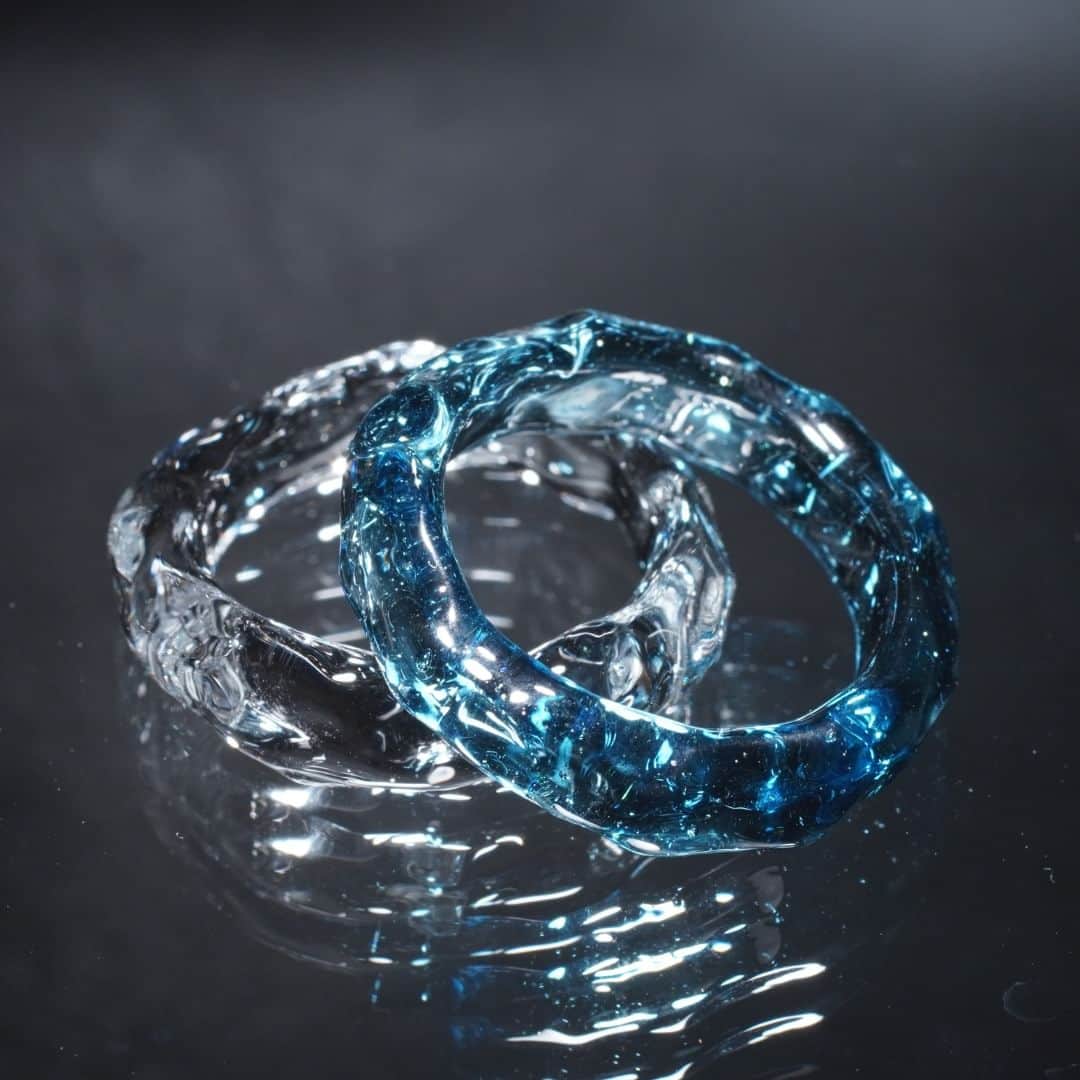 minneさんのインスタグラム写真 - (minneInstagram)「ひんやり透明感あふれる氷たちのリング  氷をイメージした硬質ガラス製の指輪2点セット。 星屑のようなラメの入ったブルーのガラスリングと、美しく透き通ったクリアのガラスリングは、ずっと見ていたくなる指先にしてくれます。  夏の日差しに輝く素敵なリングをつけてお出かけしませんか？  ▶️詳細は @minne_official のプロフィールリンクから  ＊ーーーーー  🏠YASUDA GLASSさん 「ボロシリケイトガラスを酸素バーナーで溶かして、宇宙をモチーフとしたアクセサリーを制作しています。」 https://minne.com/yasudaglass  ＊ーーーーー  🔍ガラスの氷 Blue Stardust Ring & Clear Glass Ring（2点セット）【YASUDA GLASS】 https://minne.com/items/36952779  #指輪 #リング #ガラス #ガラスのリング #氷 #ガラス細工 #透明 #金属アレルギー対応 #ギフト #プレゼント」8月6日 18時30分 - minne_official