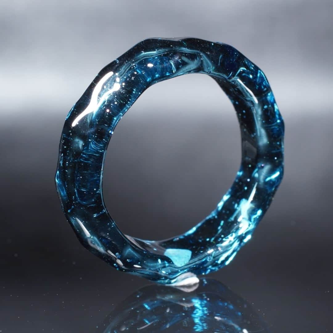 minneさんのインスタグラム写真 - (minneInstagram)「ひんやり透明感あふれる氷たちのリング  氷をイメージした硬質ガラス製の指輪2点セット。 星屑のようなラメの入ったブルーのガラスリングと、美しく透き通ったクリアのガラスリングは、ずっと見ていたくなる指先にしてくれます。  夏の日差しに輝く素敵なリングをつけてお出かけしませんか？  ▶️詳細は @minne_official のプロフィールリンクから  ＊ーーーーー  🏠YASUDA GLASSさん 「ボロシリケイトガラスを酸素バーナーで溶かして、宇宙をモチーフとしたアクセサリーを制作しています。」 https://minne.com/yasudaglass  ＊ーーーーー  🔍ガラスの氷 Blue Stardust Ring & Clear Glass Ring（2点セット）【YASUDA GLASS】 https://minne.com/items/36952779  #指輪 #リング #ガラス #ガラスのリング #氷 #ガラス細工 #透明 #金属アレルギー対応 #ギフト #プレゼント」8月6日 18時30分 - minne_official