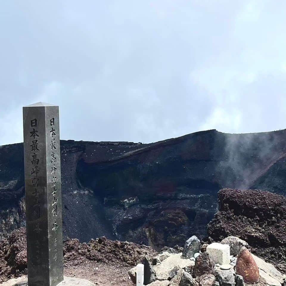 小野遥輝さんのインスタグラム写真 - (小野遥輝Instagram)「. 2023.8.4~5 . 富士登山🗻 . 地元にいた頃は毎日富士山を見て生活していました。行事やイベントで何度も登ったことはありますが、7合目くらいまででした。 いつか頂上まで行ってみたいなと思っていたので登頂できてとても感慨深かったです！！  初登頂記念に投稿👍️」8月6日 18時31分 - haruki_man