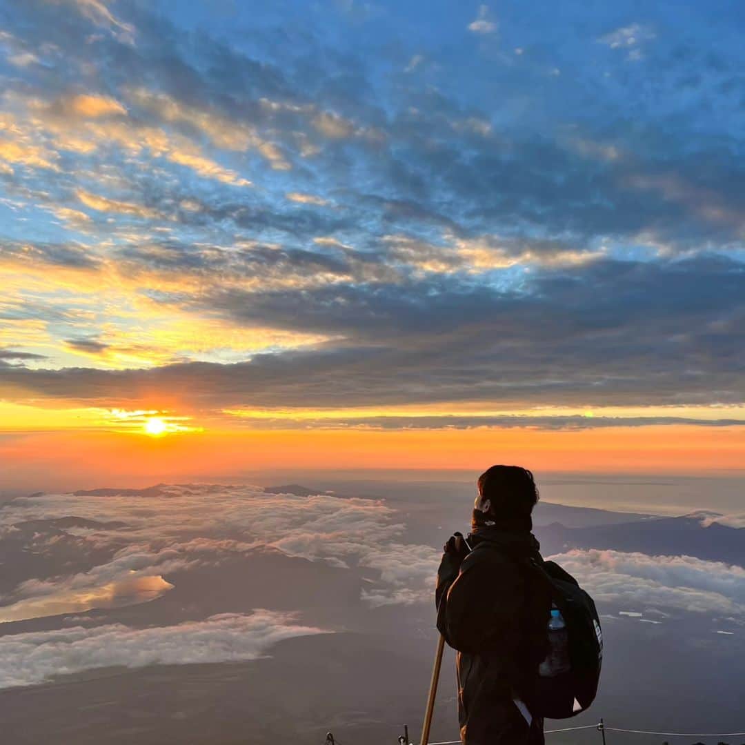 小野遥輝のインスタグラム：「. 2023.8.4~5 . 富士登山🗻 . 地元にいた頃は毎日富士山を見て生活していました。行事やイベントで何度も登ったことはありますが、7合目くらいまででした。 いつか頂上まで行ってみたいなと思っていたので登頂できてとても感慨深かったです！！  初登頂記念に投稿👍️」