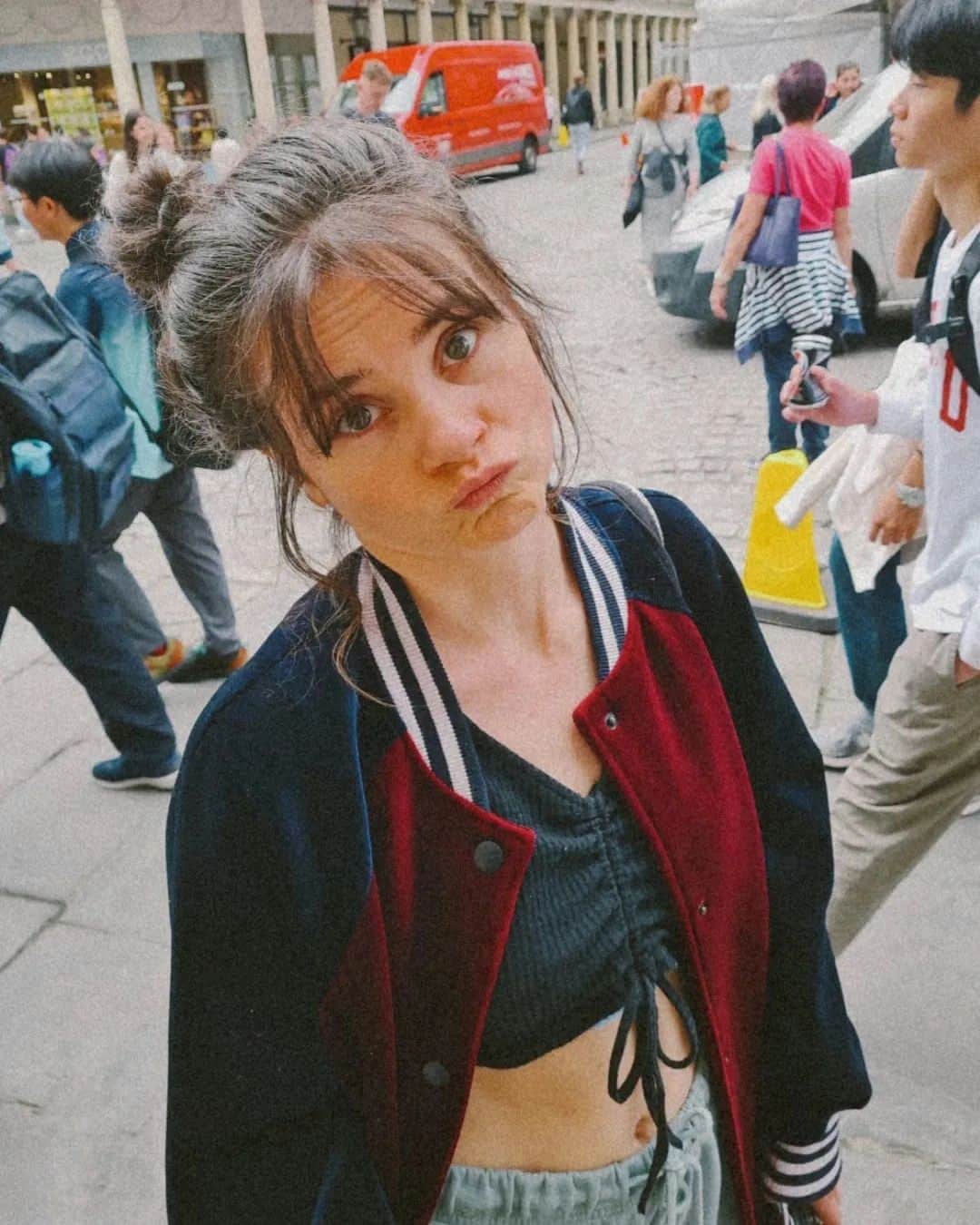 Joyce Ilgのインスタグラム：「England Sommer 2023 ☀️🌧   1. Bath, UK 2. Ich habs einfach immer wieder verteilt, wo ich als Fahrerin im Auto einsteigen muss 😂 3. Hatte meine Fuchs-Regenjacke dabei 4. Im Kornkreis in Südengland  5. Im Lidl in Südengland 😂 6. Ankunft in London 7. Wir verstoßen gegen die Regeln 8. Beatles Walk 9. Soho 10. Mit Olgu, einem meiner besten Freunde, bei dem wir in London gepennt haben」