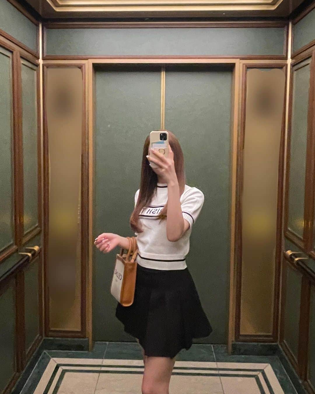 のインスタグラム：「. 最近夏の日差し怖くて 毎日紫外線〜て言ってる気がしてる。笑  夏は絶対SPF50+しか使わなくて 最近化粧下地で使ったりする日焼け止め🧴 もちろんSPF50+PA++++🐻‍❄️✨ 有難い助かる〜🤣 これは男女兼用でユニセックスで使えるよ！🫣  オールインワンで洗い流せるのもポイントで楽ちん🥳  本当に毎年日焼け対策大変だなあって（笑） みんな将来シミだけは気をつけてねー？🥹  #blanchomme #ブランオム #日焼け止め」