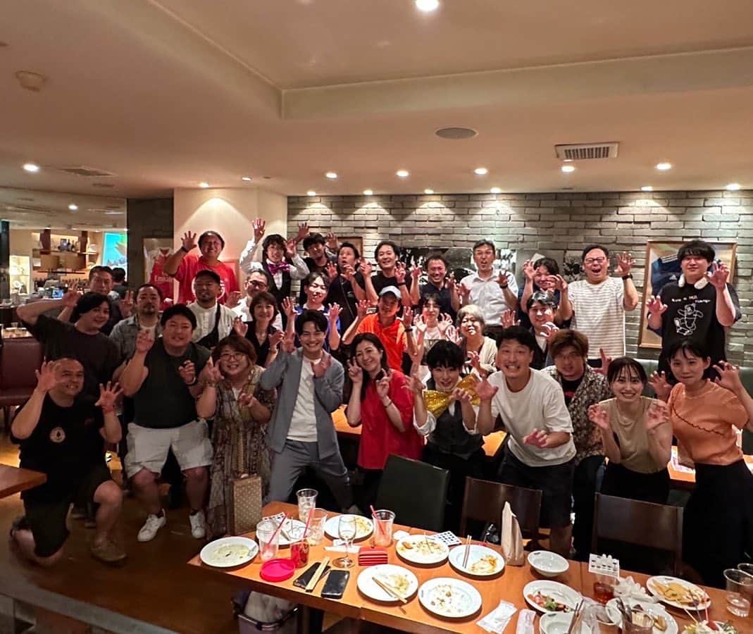 野々村友紀子のインスタグラム：「【ハローちびっこモンスター】スタッフの皆さんと暑気払い🍉🍺🌺  普段のロケでは会えない、安全指導や監修をしてくださっている小児科の先生や、編集作業や音入れ、NHKでなど、それぞれの持ち場で頑張ってくださっているたくさんのスタッフさんと共に盛り上がりました🌈  毎回協力してくださるご家庭や、かわいい子どもたちも含め、改めてこんなにたくさんの皆さんに支えられてできている番組なんだから、私ももっともっと頑張ろうと思えましたし、見てくださる子育て真っ只中でお悩み中のパパやママが少しでも楽になれるような番組をこれからもお届けしたい！と決意を固め帰路につきました。  コロナ以降、なかなかこんな大きな会がなかったので楽しかったです✨  これからもよろしくお願いします🌺」
