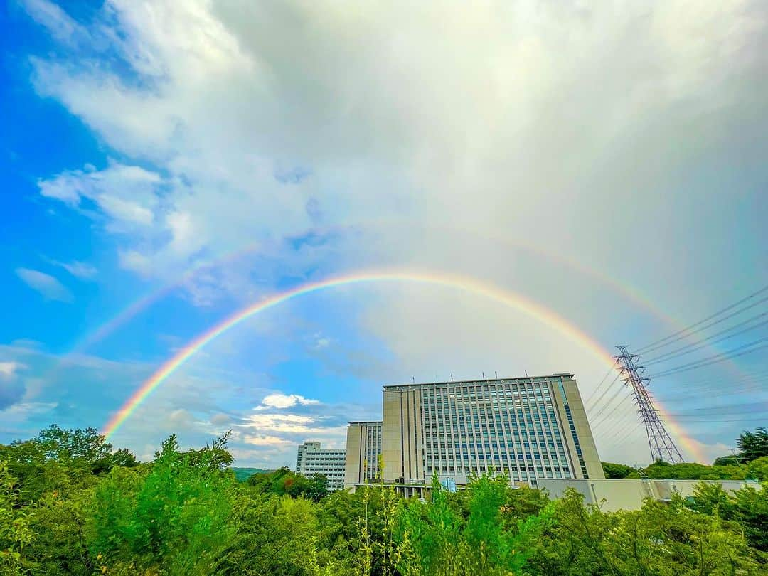 Soka Universityのインスタグラム：「【二重の虹】8月5日・6日のオープンキャンパスが終了した本日18時頃、中央教育棟を囲むように二重の虹が架かりました🥹🫶  この2日間がご参加された皆さまにとって、未来への架け橋となりますように…🙏  またこのキャンパスでお会いできることを心より楽しみにしております✨  本当にありがとうございました😭🙌  #虹 #rainbow #二重の虹 #ダブルレインボー #doublerainbow #世界平和」