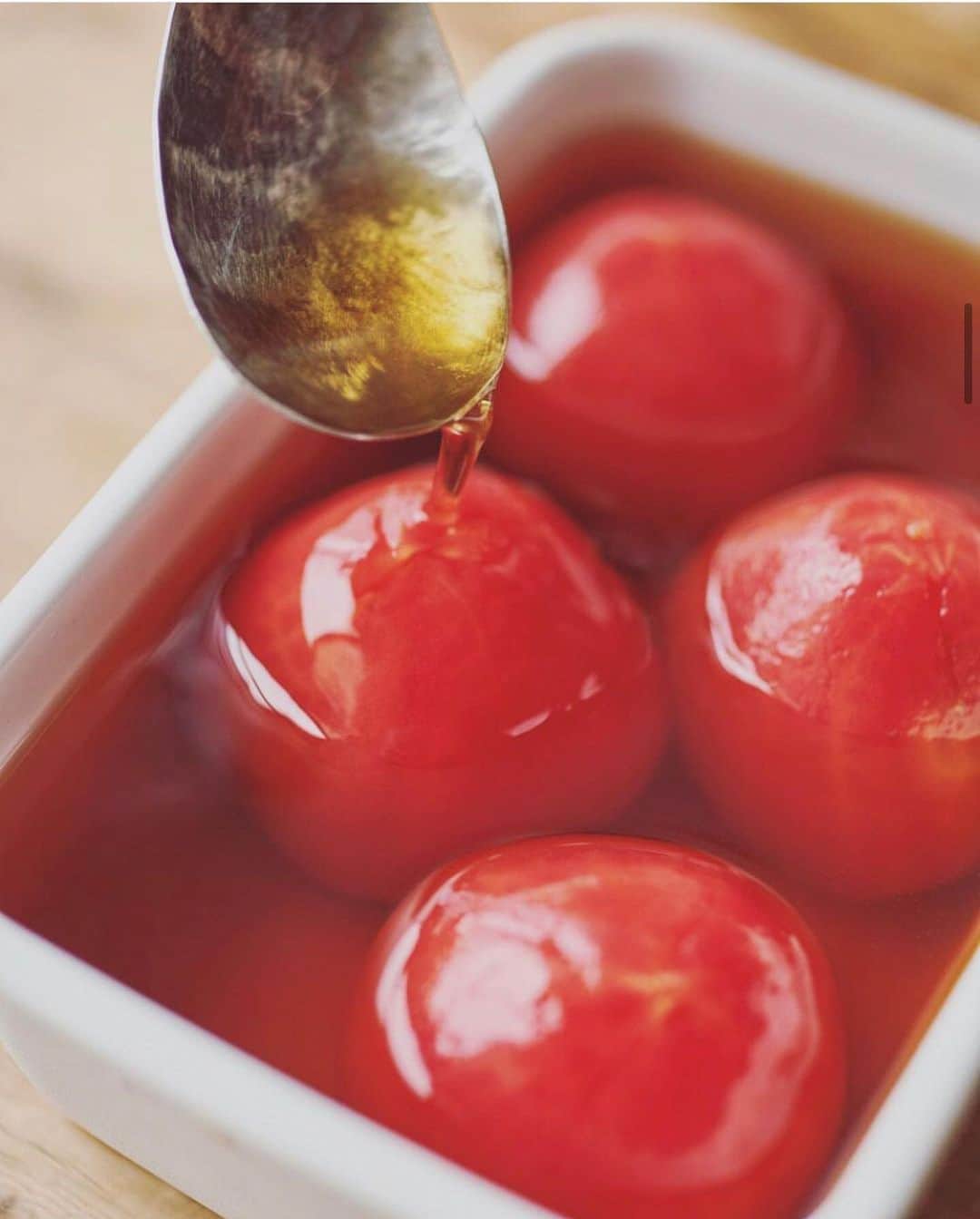 榎本美沙さんのインスタグラム写真 - (榎本美沙Instagram)「. だしがじゅわ〜っと。 丸ごとトマトのだし漬け . . トマトを丸ごと楽しめる！ トマトのだし漬け、ぜひ、しっかり冷やしてどうぞ。 . トッピングのたたき梅のしょうががまた美味しい◎ . . . *レシピ動画はストーリーズか プロフィール欄のリンクからどうぞ。 (※DMやメールは申し訳ないのですが、使えていません。)  . . . . #夏ごはん #トマト . . #榎本美沙 #発酵 #レシピ #夏野菜」8月6日 18時43分 - misa_enomoto