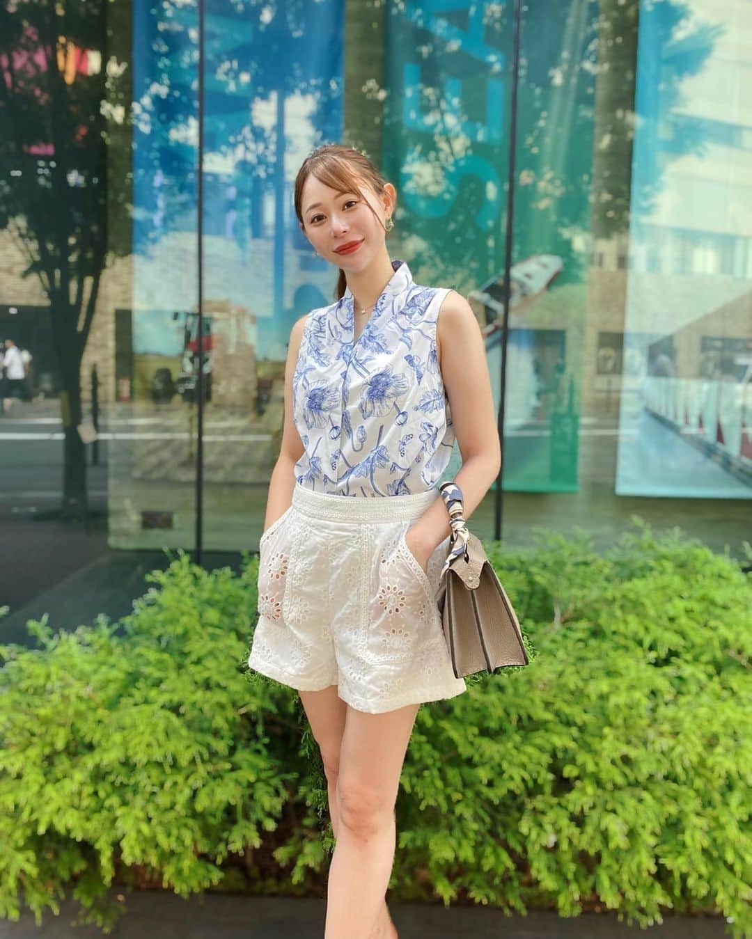 karen okajimaのインスタグラム：「#おかじコーデ 🤍🫶  🉐#かれんお得情報 あり✨  先日のさわやかコーデ💙 最近水色がすき✨  TOPS→ DAZY 花柄プリント ノッチネックライン スリーブレスブラウス ID→ 16300923  pants→ MOTF PREMIUM ストレートシッフィーショーツ ID→ 15532212  元々安いのに私のクーポンを使ったら 更に安くなるよん🥺🫶💗👇  🉐👉okajima(9/30まで💞)   お買い上げ金額1～5,999円までは15%OFF 6000円以上は20%OFFになります❤️ （クーポンの利用時間をご注意ください)  #SHEIN #シーイン#ootd #今日のコーデ #夏服コーデ #プチプラ #プチプラコーデ  #プチプラファッション #springfashion  #シーインコーデ  #SHEINpartner #OOTD  #SHEINforall　#夏コーデ #ad」