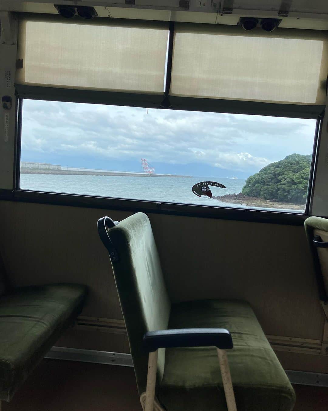 麻宮彩希のインスタグラム：「旅に出ると その土地の交通機関を駆使するのが好きです。  シャトルバスとかじゃなく 一個ずつ止まるバスや電車で 乗客を観察したり会話を聞いたり 話しかけたり話しかけられたり  ああ、人間だなあ。と感じます」