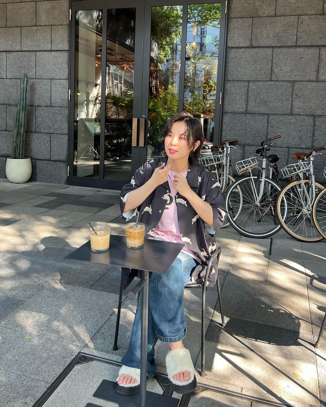 光永さんのインスタグラム写真 - (光永Instagram)「柄シャツメンズライクコーデ🐇☕️ オーバーサイズでサンダルも合わせてゆるく。アクセサリーとアップバングで引き締めるといったところでしょうか🤽🏼‍♀️🌟 差し色がピンクです🎟️ ちょっとだけ梅村に会えました🗽8/28にフリマするのであけてて欲しいです👗👚👖 ㅤㅤㅤㅤㅤㅤㅤㅤㅤㅤㅤㅤ シャツ：#AIVER Tシャツ：#edgetokyo デニム：#kutir サンダル：#ugg ネックレス、イヤリング：#CENE サングラス：#gu バッグ：#sml ラメショルダー：#zatchels ㅤㅤㅤㅤㅤㅤㅤㅤㅤㅤㅤㅤ #ootd #メンズライクコーデ #ボーイッシュコーデ #柄シャツコーデ #柄シャツ女子 #メンズライク #ボーイッシュ #ショートヘアアレンジ #ウルフショート #trunkhotel #テラスカフェ #渋谷カフェ」8月6日 18時54分 - hinata_official__