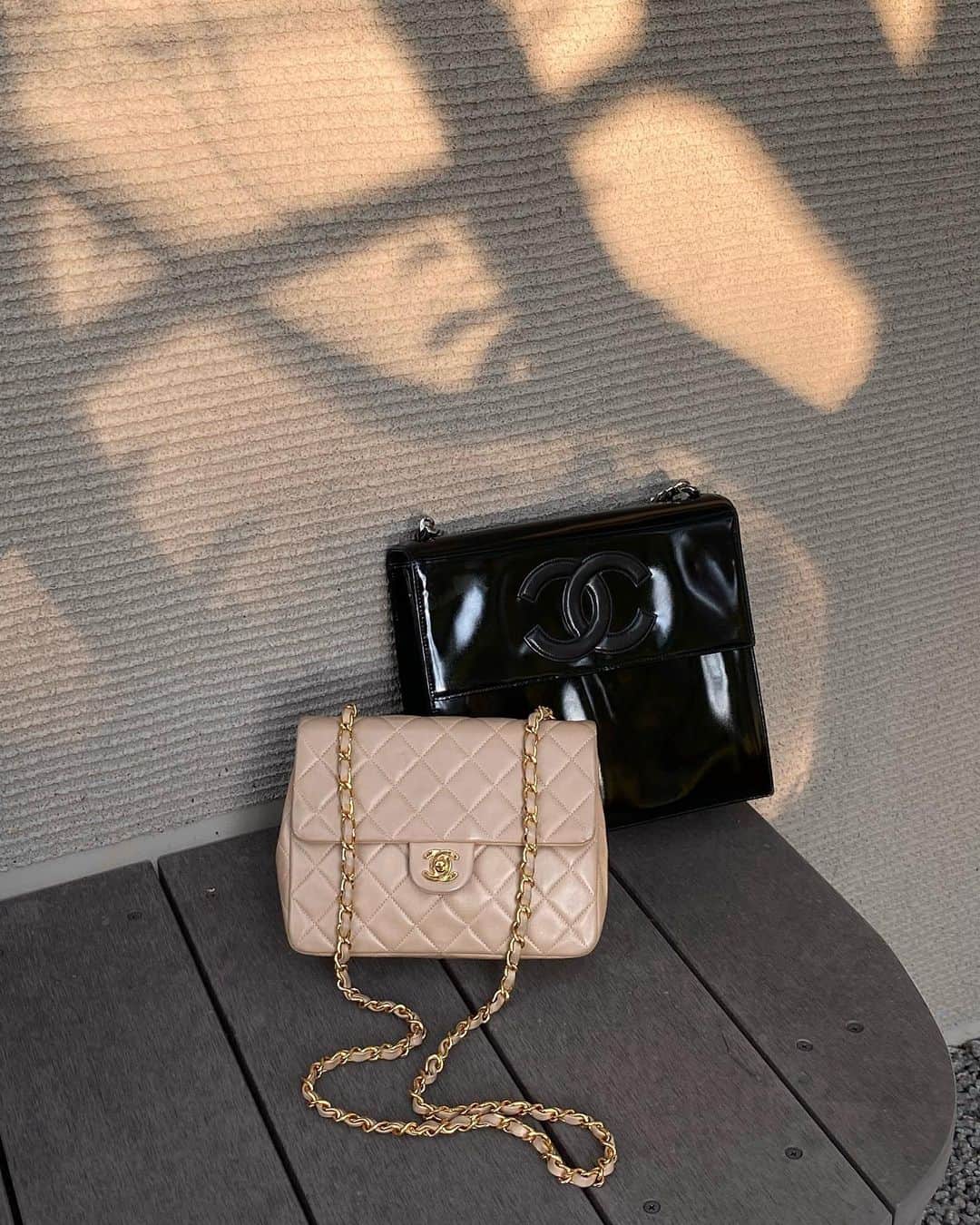 Ｈedyさんのインスタグラム写真 - (ＨedyInstagram)「. ［Left］ CHANEL マトラッセCOCOターンロックチェーンショルダーバッグ 品番:H23081574C  ［Right］ CHANEL COCOエナメルハンドバッグ 品番:H23081573C  ※2点共WEB掲載予定  For free overseas shipping services, please visit global website.（www.hedyjp.com）  @hedy_daikanyama @hedy_osaka_ @hedy_fashion  #hedy #hedy_japan #hedy_vintage  #vintageshop」8月6日 18時55分 - hedy_vintage