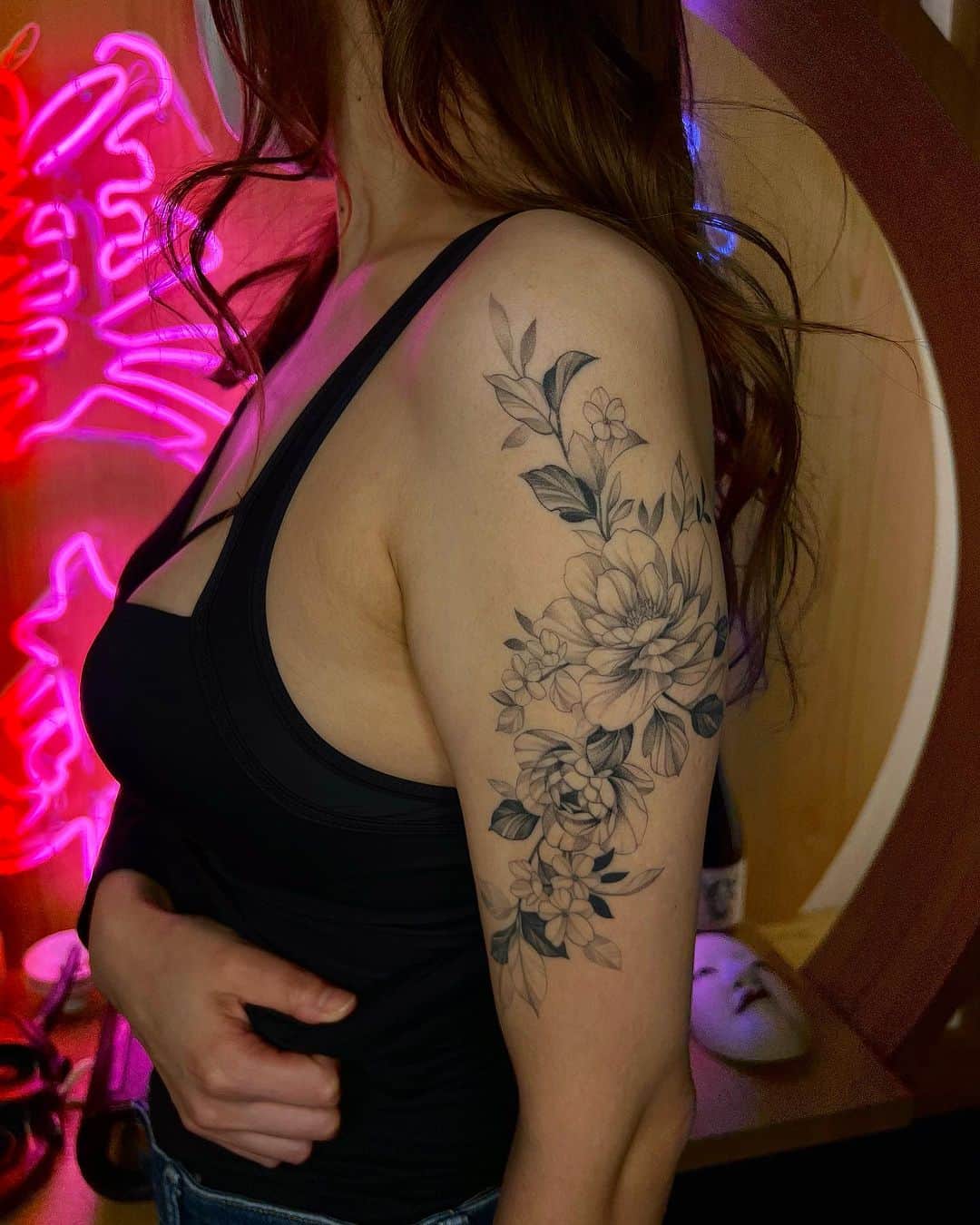 彫師美漸さんのインスタグラム写真 - (彫師美漸Instagram)「flowertattoo🌙 ・ #美漸ガールズタトゥー #flowertattoo #flower #刺青 #彫師 #美漸 #彫師美漸 #表参道 #原宿 #原宿タトゥー #タトゥー #東京タトゥー #Bizenarttattoostudio #tokyo #tattoo #art #fashion #bizenart #bizen #문신　#Bizentattoo  #tattooer #tattooist #tattooartist #tattooart #tattoostudio #Leaftattoo」8月6日 18時47分 - bizentattoo
