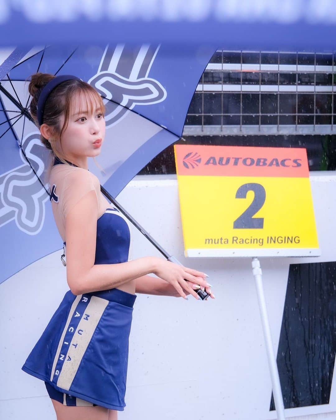 後藤佑紀のインスタグラム：「SUPERGT Rd.4@富士450km Race🗻  #2 muta Racing INGINGは 暫定🅿️22 →🅿️11✨️  ポイントゲットには届きませんでしたが、かなり大きく順位を上げ無事チェッカー🏁  ウエイトハンディが効きやすい富士なのにすごい🥹👏 ➡️なんでかは @muta_racing を見てね🤎勉強になる😌  天候もレース展開も荒れ模様となりましたが、 2号車が無事に帰ってきてくれて本当によかったです😢  みなさんもこの週末は猛暑だったり、大雨だったり、 かなり体力を消耗したと思うので帰宅したら どうかゆっくり休んでくださいね😴  次戦SUPERGT Rd.5@鈴鹿サーキットも引き続き 2号車muta Racing INGINGへの熱い応援を よろしくお願いします🎡🦌  #muta #mutaracing  #mutaracingfairies #レースクイーン #SUPERGT #gt300 #GR86GT #ingingmotorsports #ブリヂストン #富士スピードウェイ」