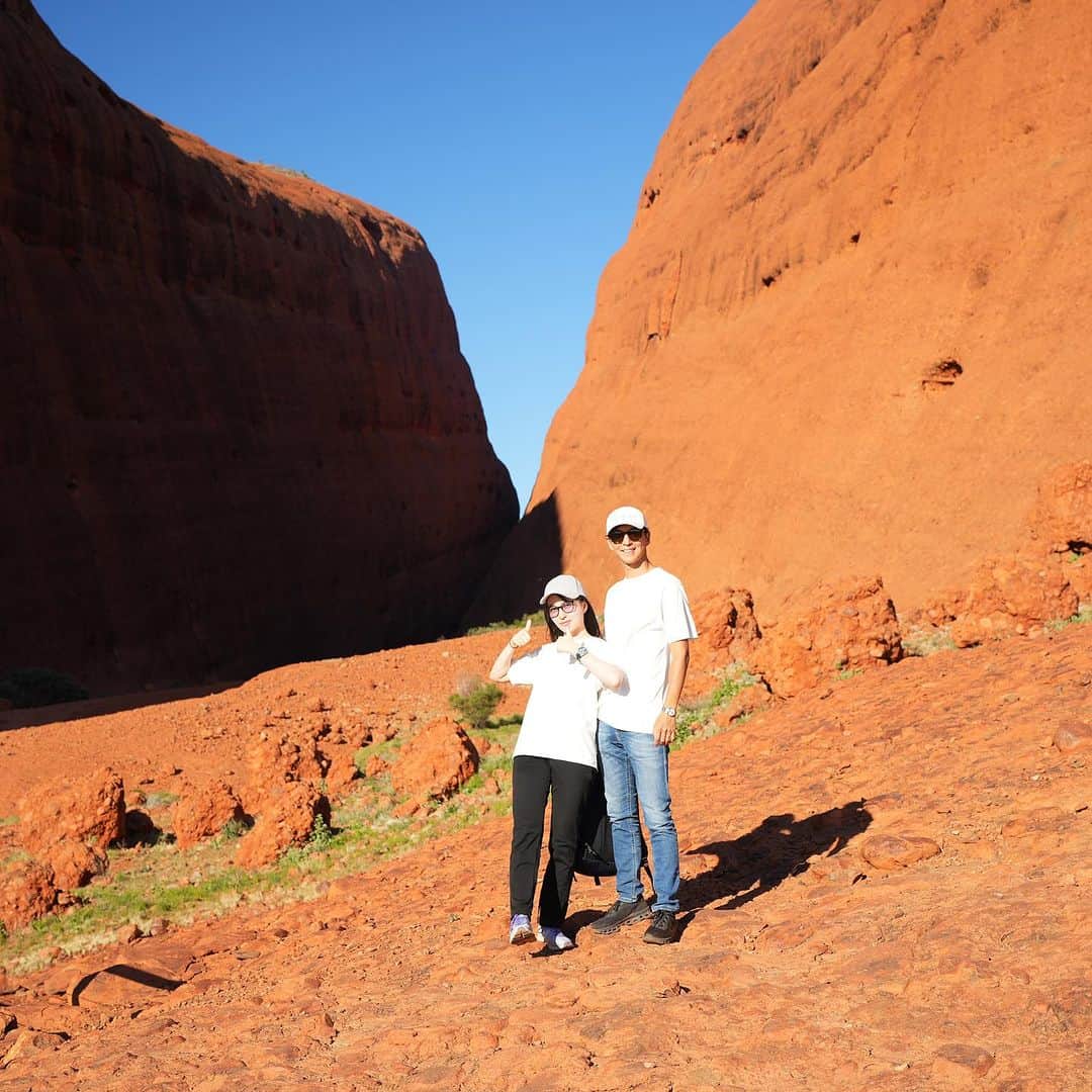 のインスタグラム：「ウルルの隣にはカタジュタという巨石群があります🪨🇦🇺  カタジュタとはアボリジニの言葉で「沢山の頭」という意味です！ ウルルよりも高さは高く546mあります😄  景色はまるで風の谷のナウシカ🐛👩‍🚒  ウルル観光の後は320km離れたキングスキャニオンへ行きました🏔️ 車で約4時間💦 砂漠の中を走るので故障だけはどうか避けたいですね🏜️ AATKINGSというツアー会社で移動していたので安心でした😮‍💨  キングスキャニオンでは6kmのトレッキングをしました🚶 崖上で見る朝日は格別でしたね🌅  またここは「世界の中心で愛を叫ぶ」の映画のロケ地です！ しっかりと愛を叫んできました😍  トレッキング途中では砂漠の中にある岩山なのに小さな湖？！のようなエデンがありました🌈  あまりの絶景に3時間のトレッキング🥾が全くしんどく無かったです😉  オーストラリアに行ったら、是非ノーザンテリトリーまで足を運んでみてくださいね🇦🇺  お次はアリススプリングスを投稿しますね✨  @ntaustralia  #ntaustralia  #オーストラリア #オーストラリア旅行  #ノーザンテリトリー  #キングスキャニオン  #kingscanyon」