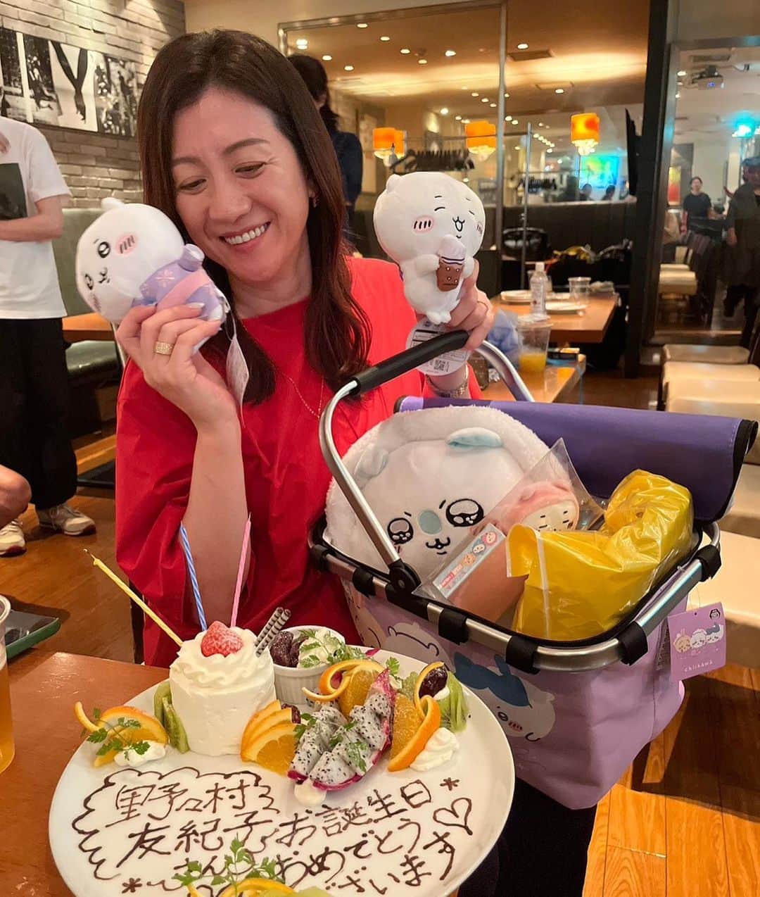 野々村友紀子のインスタグラム：「会の最後に私の誕生日をサプライズでお祝いしていただきました🥂✨  ちいかわ好きの私のために、スタッフさんがUFOキャッチャーでチョコチョコと集めてくれたというレアグッズたち！😭 その気持ちがとても嬉しかった、、  持って帰ったら次女も大喜び！  家の中のちいかわ濃度がどんどん高くなっております。  ありがとうございました❣️」