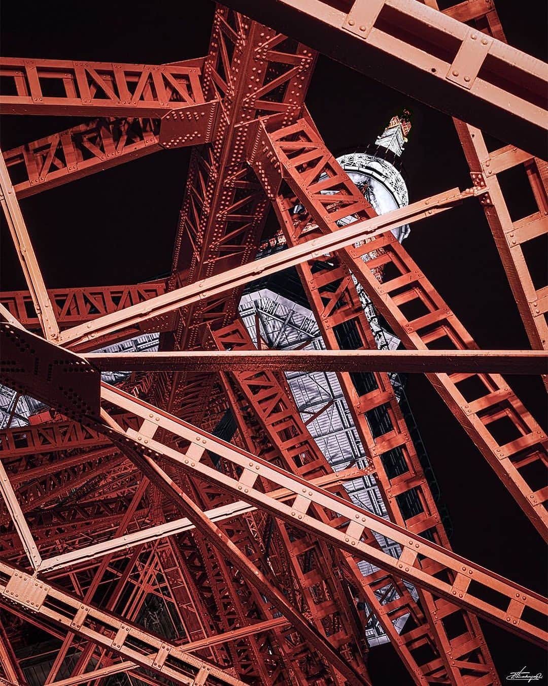 東京タワーさんのインスタグラム写真 - (東京タワーInstagram)「. トラス構造（複数の三角形による骨組構造） からなる東京タワー🗼   ■風が吹き抜けることから外壁を必要としない ■高層ビル等に比べて、重量が軽いため強風にも地震にも強い   トラス構造の「機能美」が 伝わってくる一枚ですね✨   本日は、Your Tokyo Tower🗼から @hira_v8 さんのお写真をご紹介！   素敵なお写真をありがとうございました😊  --------------------------------  【 お知らせ 】  # your_tokyotowerで あなたの東京タワー🗼をリポスト！  皆様からの投稿 どしどしお待ちしております！  @tokyotower_official の タグ付けもよろしくね🖐  詳細はプロフィールにある 固定されたフィード投稿から↓ @tokyotower_official  --------------------------------  #東京タワー #東京タワー🗼  #tokyotower #tokyotower🗼  #鉄骨」8月6日 18時51分 - tokyotower_official