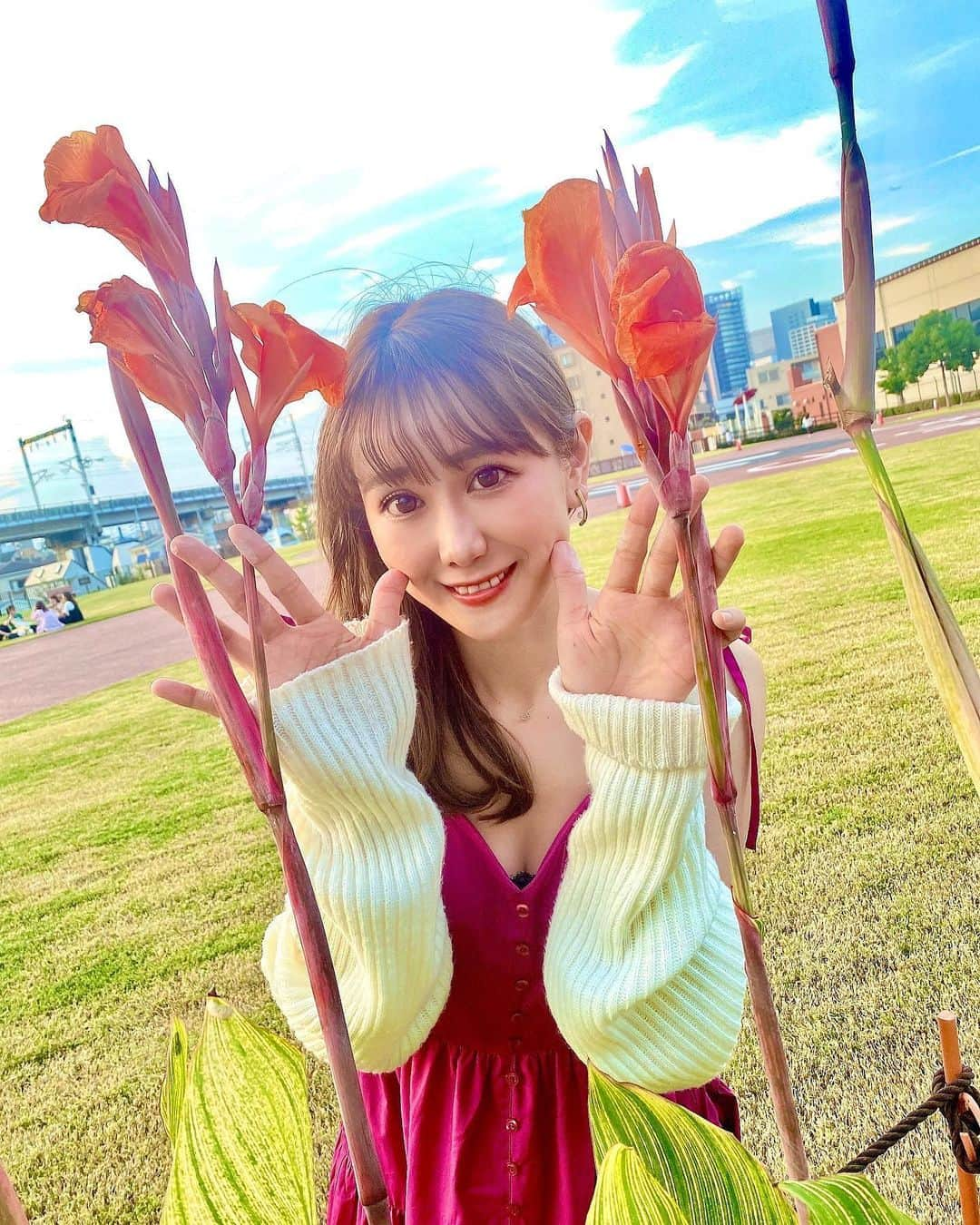 日向カンナのインスタグラム：「【地元応援大使に就任いたしました🌻】 8月6日。カンナの花。広島出身の私にとって、この日は幸せに毎日を送れていることに感謝する1日であり、しっかりと日々を見つめる日なのです。  そして、地元広島県大竹市。周りの方のご協力もあり、大竹大好き、大竹応援大使に就任いたしました！ 本当に嬉しいです🥹✨何より，大好きな地元の良さや人の良さを皆さんに知ってもらいたい想いと、大好きな両親や家族のいる地元を、私にできることで盛り上げていけたらなっと思っています。 これからは地元大竹にも帰る機会も増やしていきたいです。そして、大好きな地元のお祭りにもボランティアで参加できたらと思っています☺️  何より、私の第2の母であり3歳からダンスの先生として私を育ててくださった大好きなしーちゃん先生が、コロナ禍の時期に亡くなってしまい、その時に私は先生が作ってくれたダンスの大竹市を私なりに盛り上げていきたいと、心に決めました。 先生と最後に話したのは、広島で行った凱旋ライブの時、「ダンスが上手なのは知っとったけど、歌も喋りも出来るんじゃね。びっくりよ。本当に立派になったね〜！誇らしい。」っと言ってくれたのを忘れない。その時にもらったタオルは、今でも大事なライブやステージの前の日に必ず枕にひいて寝ています🍀先生のエンタメパワーを今でも沢山受け継いでます。  大きなことはできないかもしれないけれど、私という存在で誰かを笑顔に出来たらそれで十分なのです🍀私にできることなんて限られているけれど、出逢ってくれた皆さんが少しでも人生が明るく楽しくなったって思ってもらえるように活動を続けていきます☺️✨  日向カンナ  #広島 #hiroshima #大竹応援大使 #大竹市 #カンナの花 #原爆 #笑顔のループ #笑顔が人を幸せにする #ボランティア  #원스 #데일리패션  #소통 #데일리룩 #일상  #japanease #좋아요   #japaneasegirl #love #instagood  #followme  #japan #tokyo  #インフルエンサー #ダンサー #タビジョ #笑顔が一番  #ありがとう」