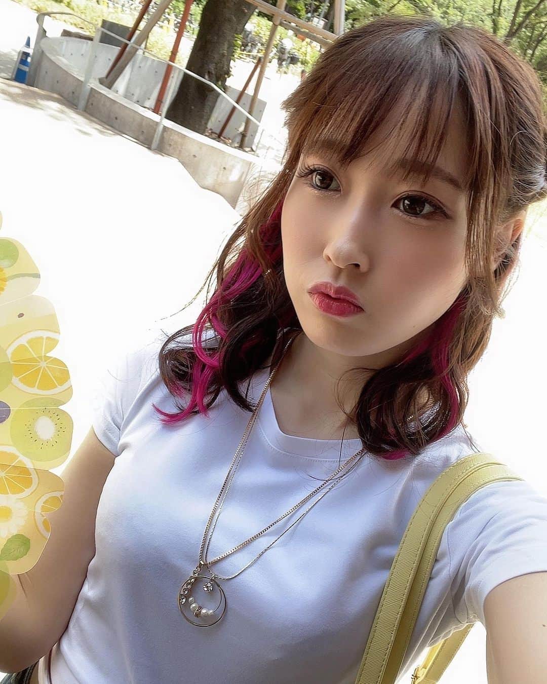 のインスタグラム：「暑すぎる…蝉鳴いてる🥺 欲しいバック見つけたから休みの日買いに行ってくる👜🛍️  #夏#ギャル#2023#台湾#japanesegirl #撮影#av」